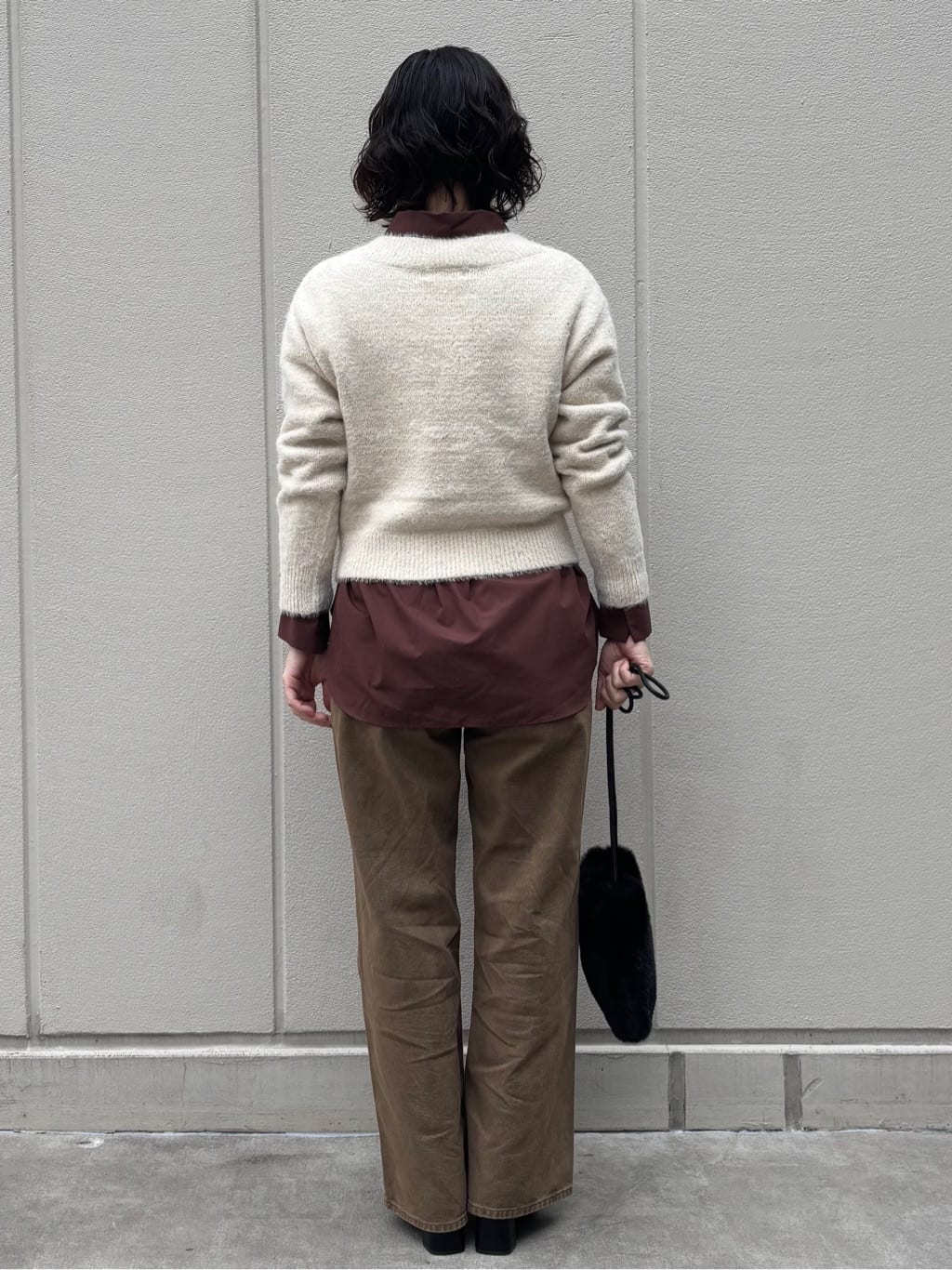 mhさんの「OPAQUE.CLIP｜スパンコールフェザーVネックニット【洗濯機OK】」を使ったコーディネート