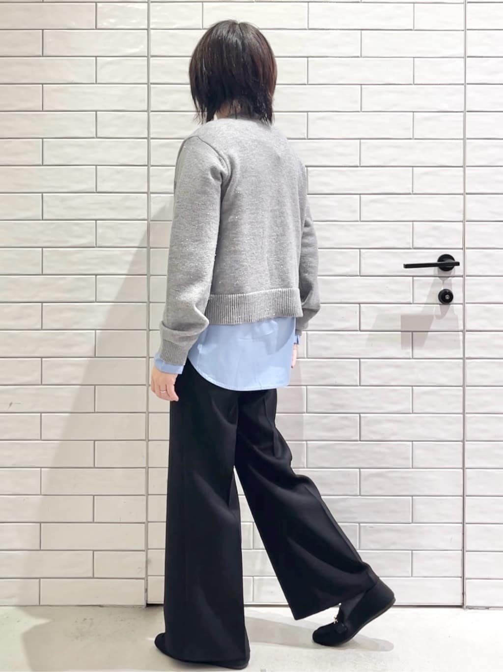しおりさんの「OPAQUE.CLIP｜金ボタンラメニットカーディガン【洗濯機OK】」を使ったコーディネート