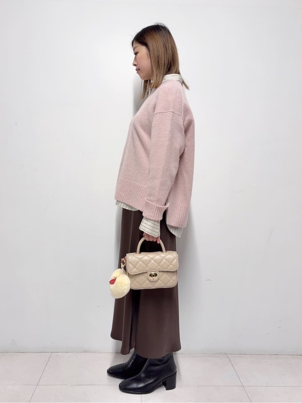 Nishijimaさんの「DRESSTERIOR｜アルパカブレンドVネックニット」を使ったコーディネート