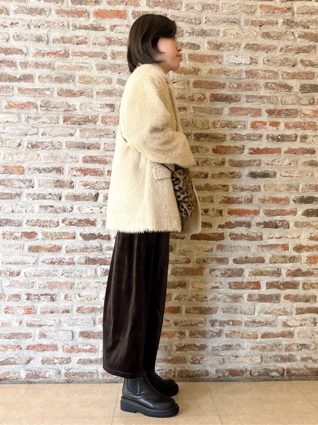 しばさんの「THE SHOP TK｜纏うだけで大人上品 シャギーチェスターハーフコート」を使ったコーディネート