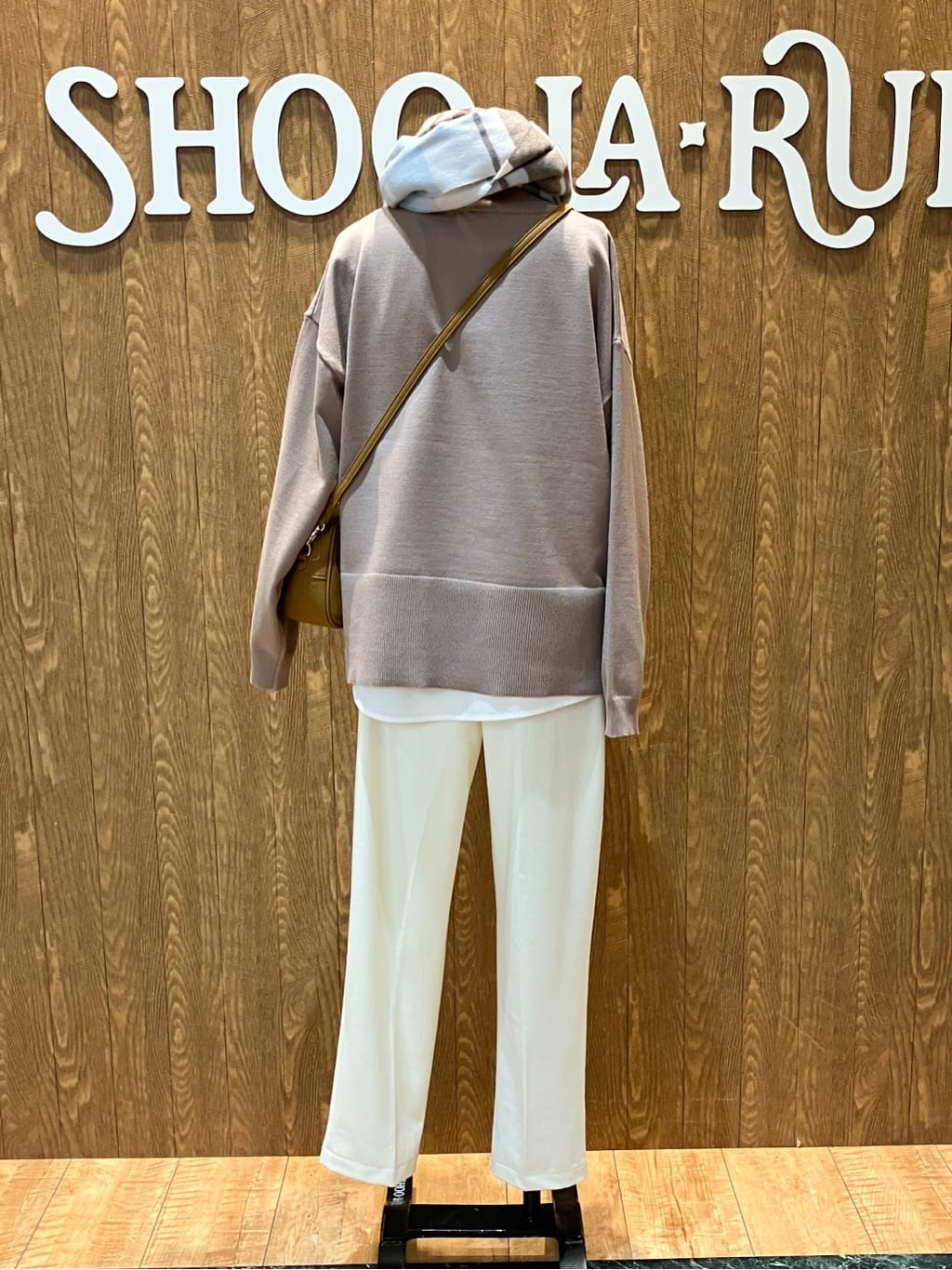 itoさんの「SHOO･LA･RUE｜【2点セット/洗濯機可/S-LL】着回しがきく もちもちハイネックニット+裾シャツインナー」を使ったコーディネート