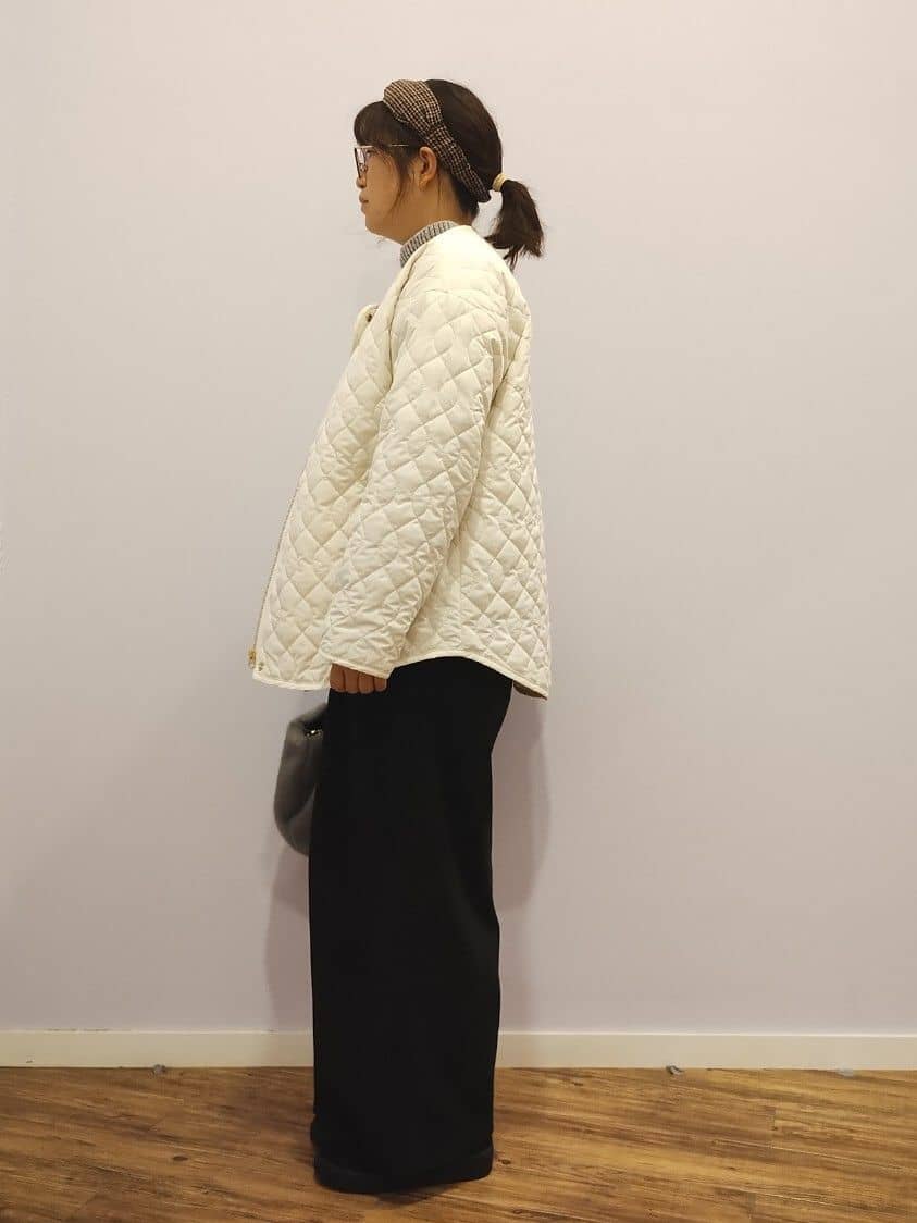 しもさんの「SHOO･LA･RUE｜【洗濯機可/S-LL/撥水】ゴールドパーツで上品に 大人が着たい ノーカラーキルトジャケット」を使ったコーディネート