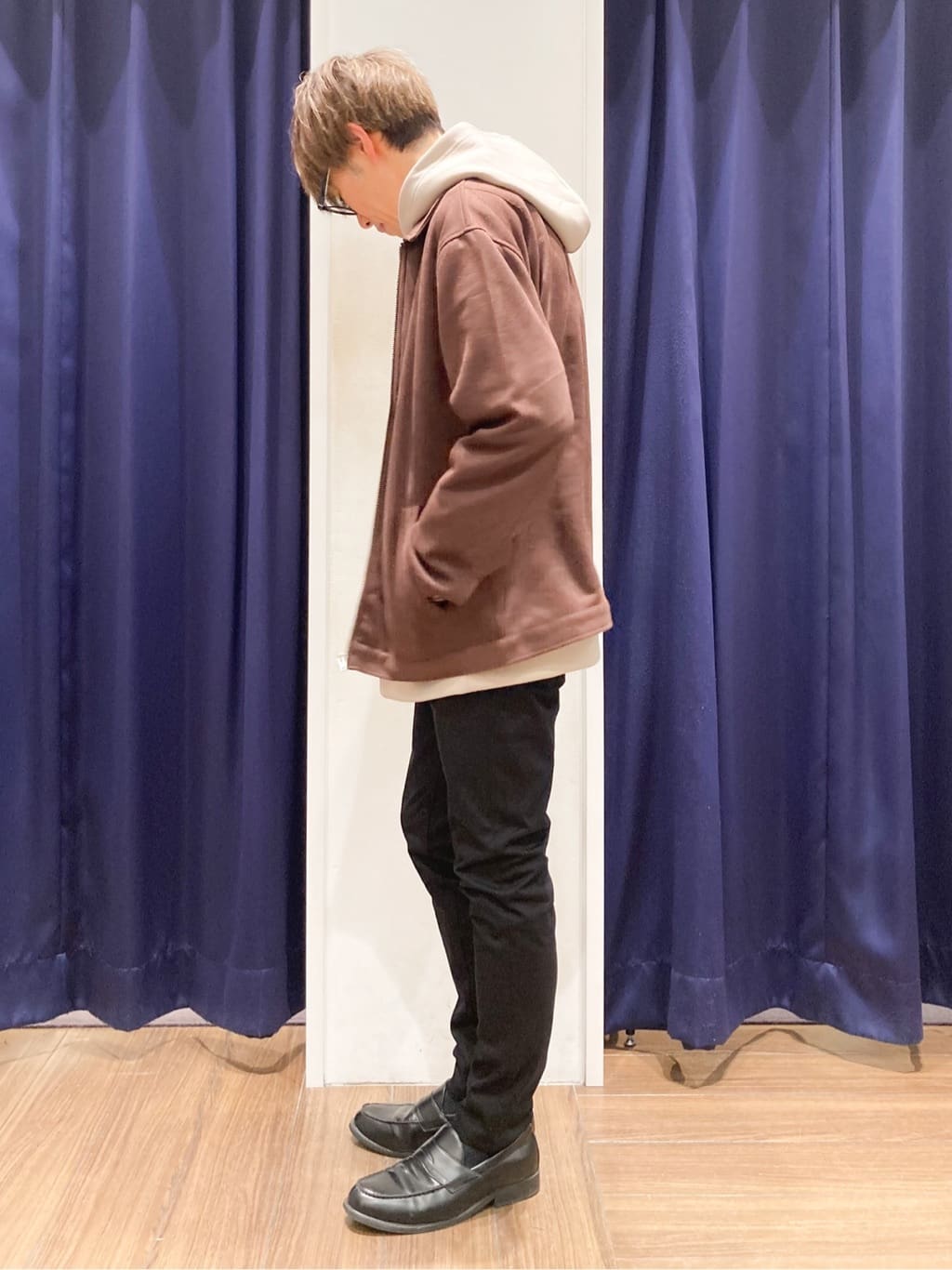 つーじーさんの「THE SHOP TK｜【大人の休日スタイルにはこれ！】フロントチェック柄ニットパーカ　洗濯機OK」を使ったコーディネート