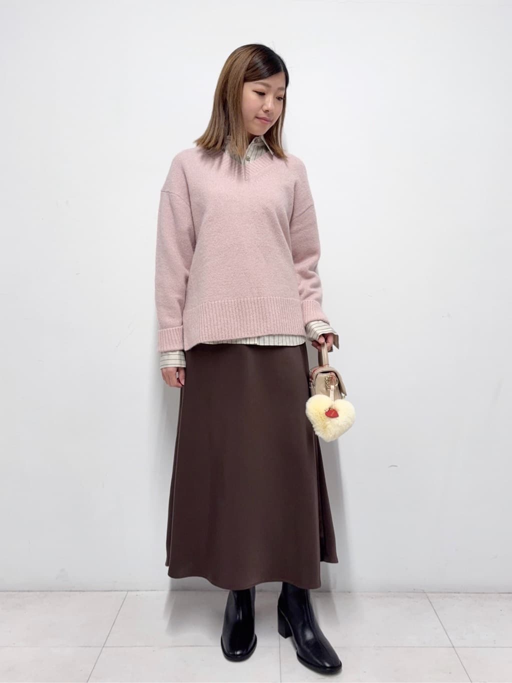 Nishijimaさんの「DRESSTERIOR｜アルパカブレンドVネックニット」を使ったコーディネート