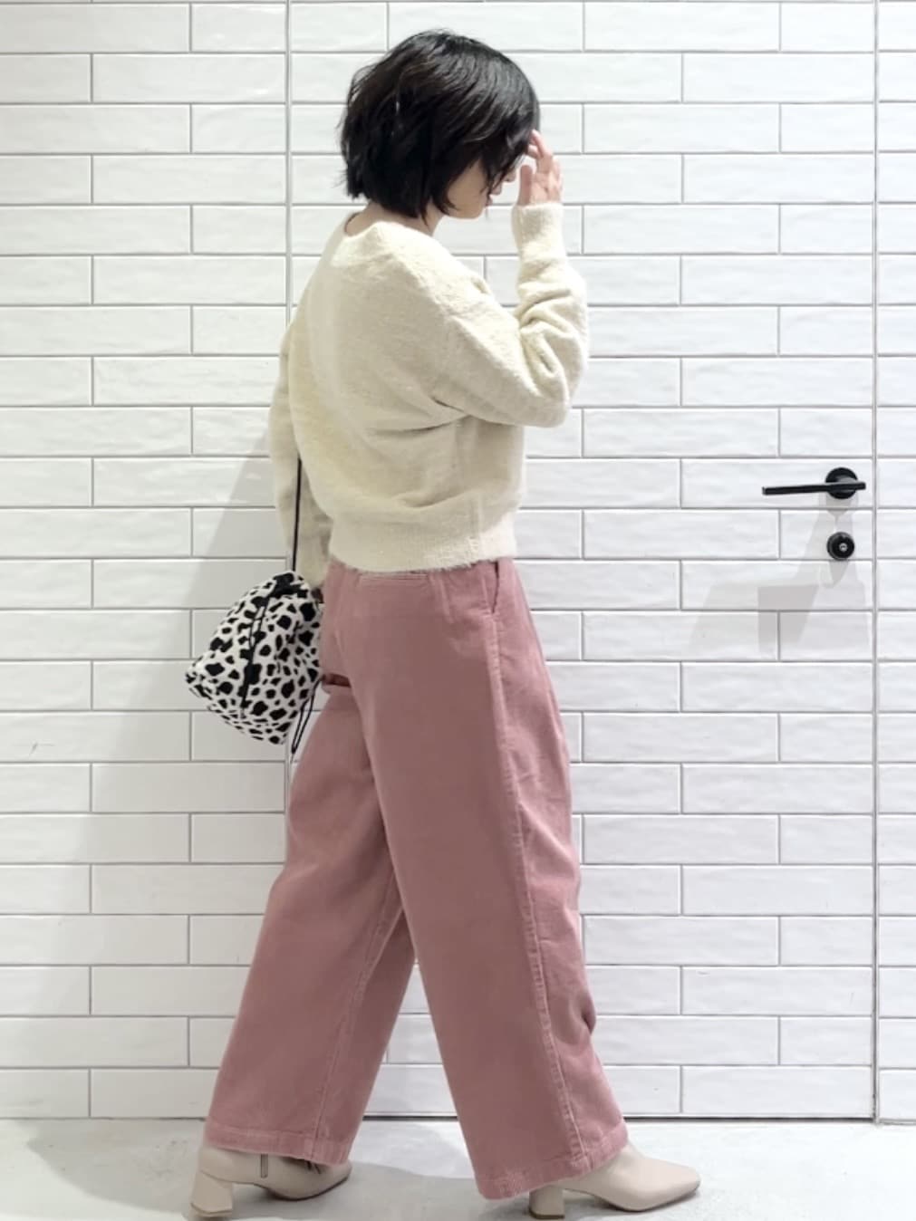 しおりさんの「OPAQUE.CLIP｜スパンコールフェザーVネックニット【洗濯機OK】」を使ったコーディネート