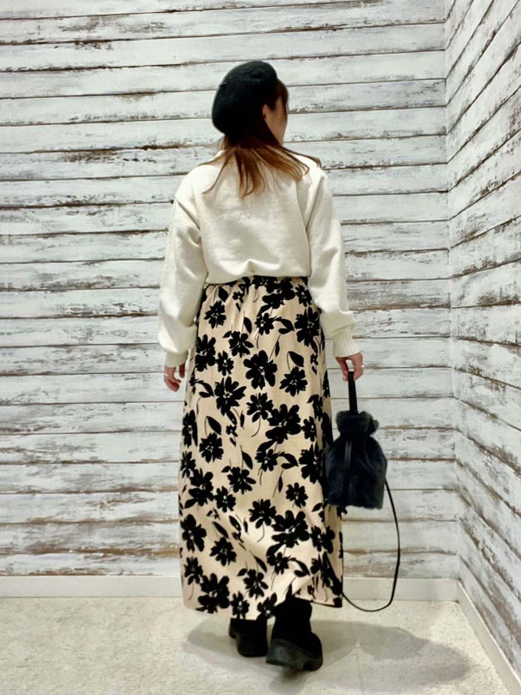 ゆっきーさんの「SHOO･LA･RUE｜【S-LL】華やかで主役 花柄Aラインスカート」を使ったコーディネート