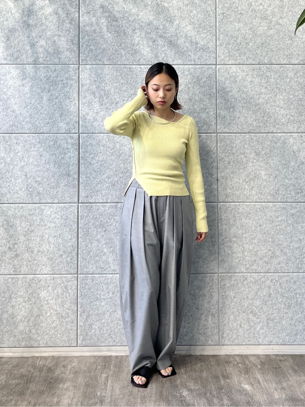 Harukaさんの「INDIVI｜オフショルスリットリブニット」を使ったコーディネート