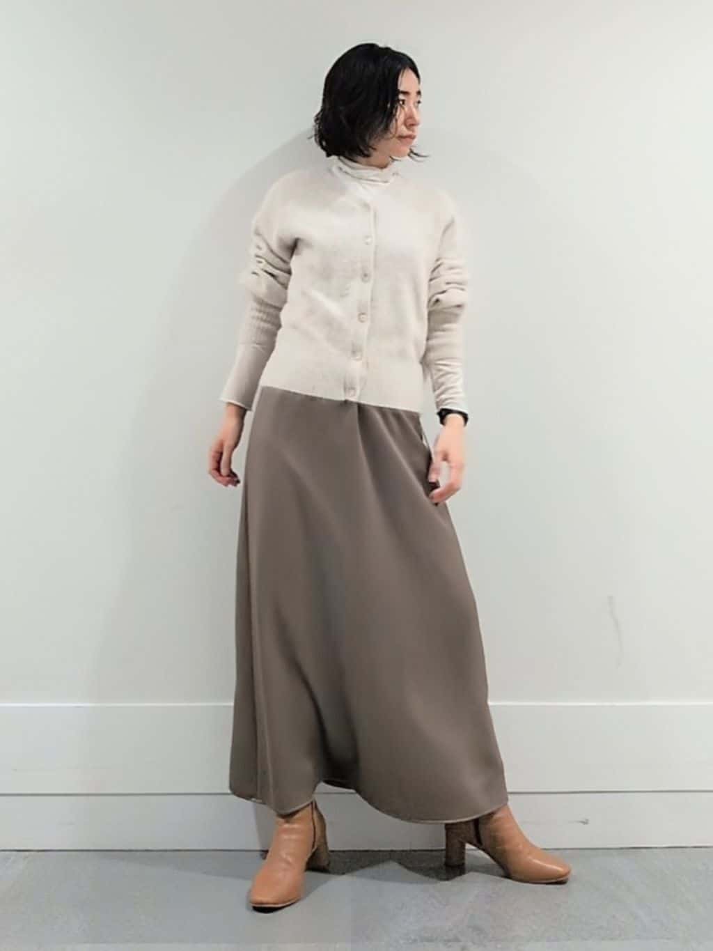 ミズタさんの「UNTITLED｜【ふわふわニット/前後2WAY】フォックスカシミヤカーディガン」を使ったコーディネート