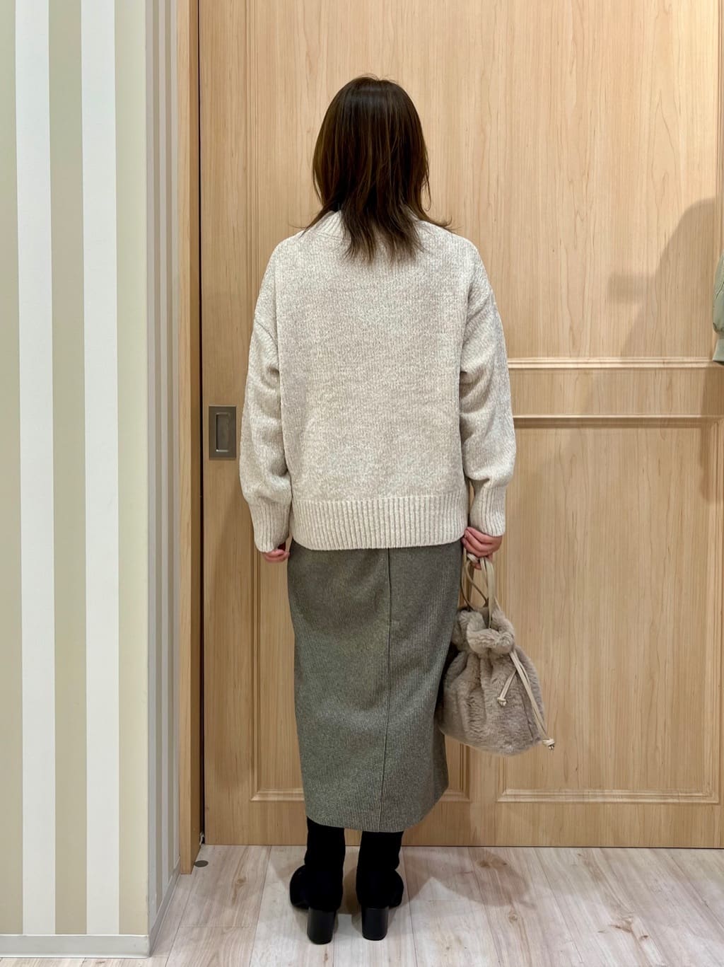 Kyokoさんの「SHOO･LA･RUE｜【S-LL】ほんのりラメで女性らしい ベロアモールモックネックニット」を使ったコーディネート