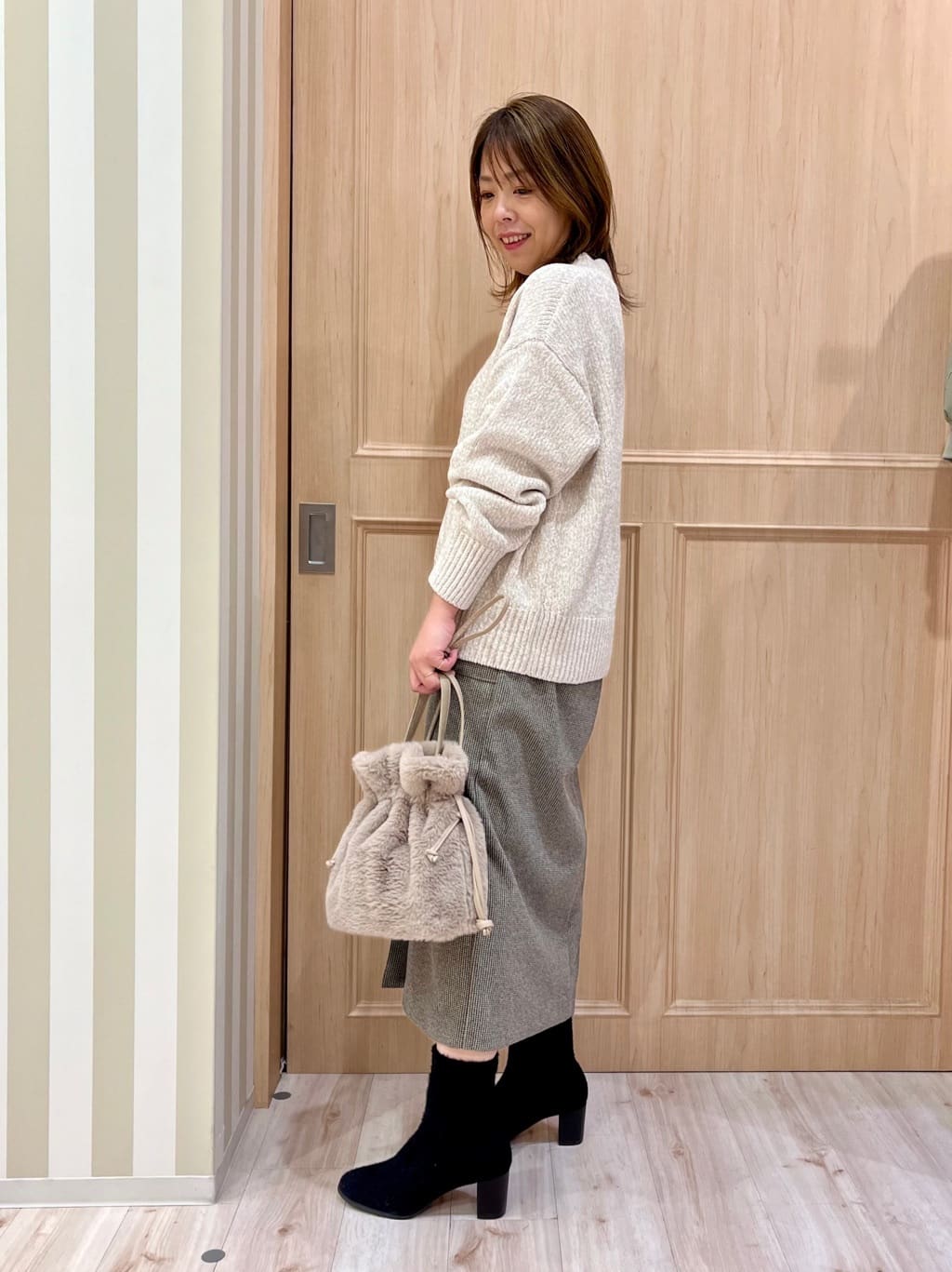 Kyokoさんの「SHOO･LA･RUE｜【S-LL】ほんのりラメで女性らしい ベロアモールモックネックニット」を使ったコーディネート