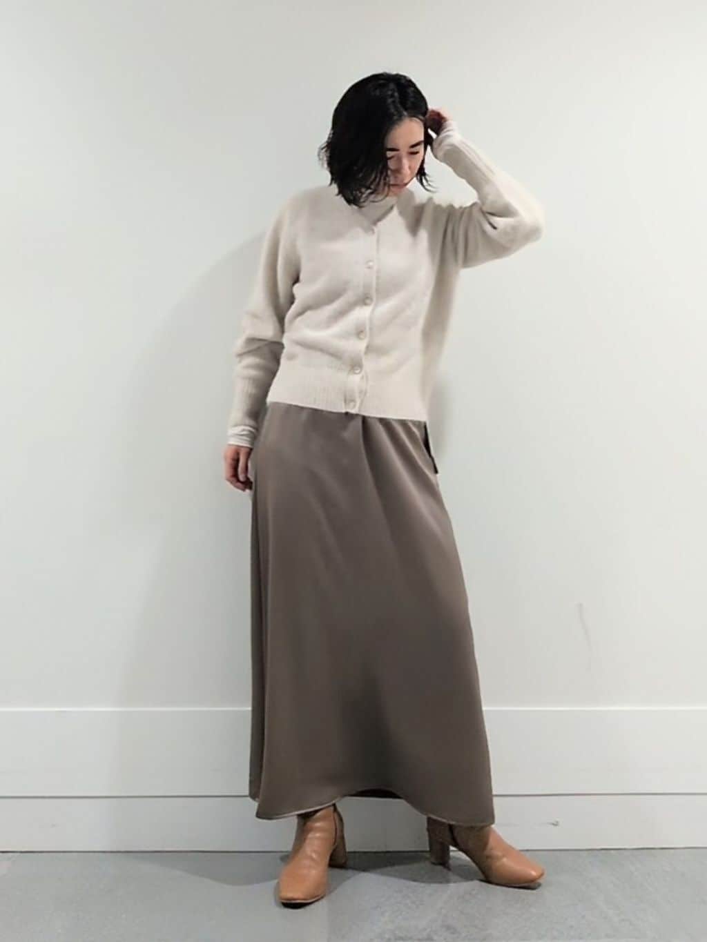 ミズタさんの「UNTITLED｜【ふわふわニット/前後2WAY】フォックスカシミヤカーディガン」を使ったコーディネート