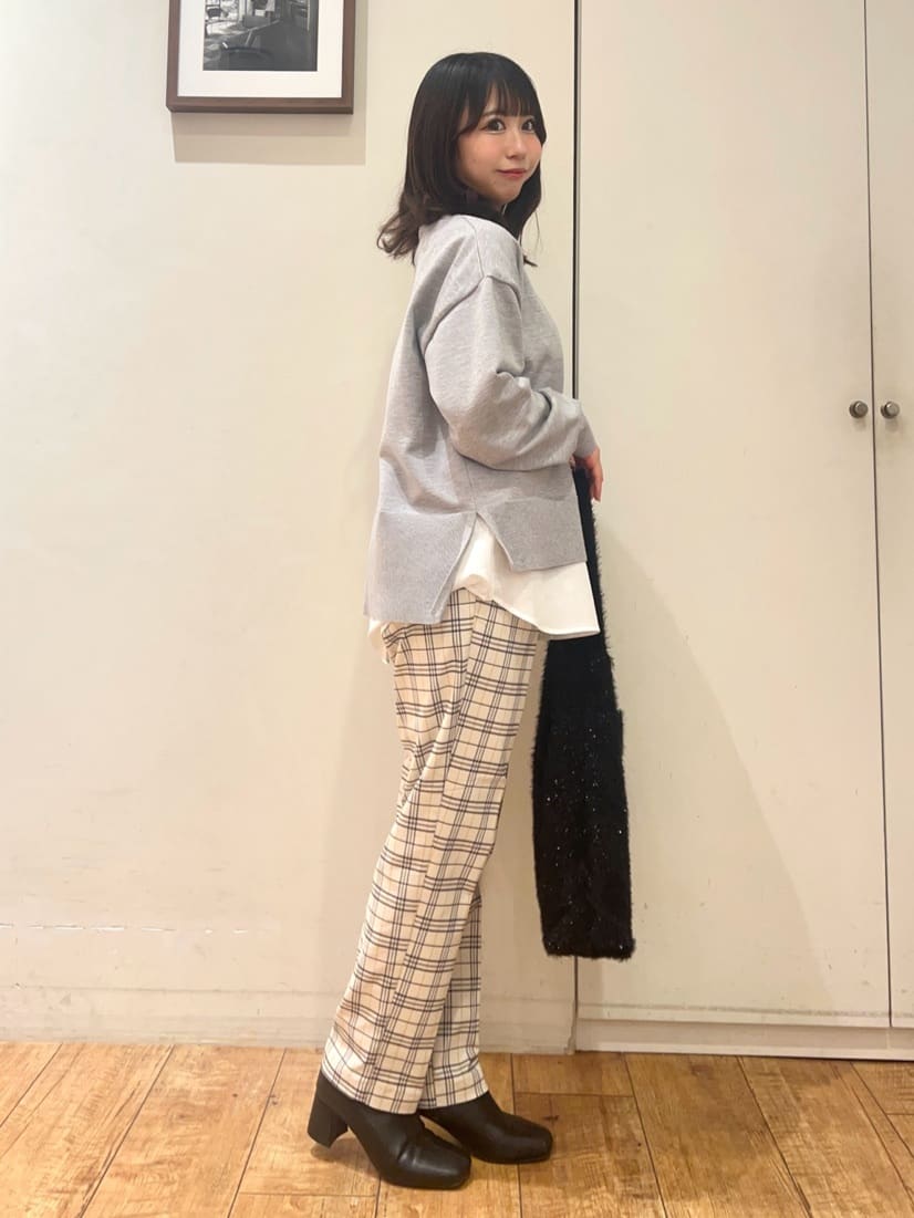 AIRIさんの「SHOO･LA･RUE｜【2点セット/洗濯機可/S-LL】着回しがきく もちもちハイネックニット+裾シャツインナー」を使ったコーディネート