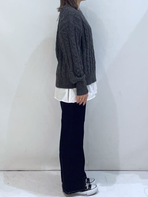 manaさんの「OPAQUE.CLIP｜ラメ混ファンシーケーブルVネックニット【洗濯機OK】」を使ったコーディネート