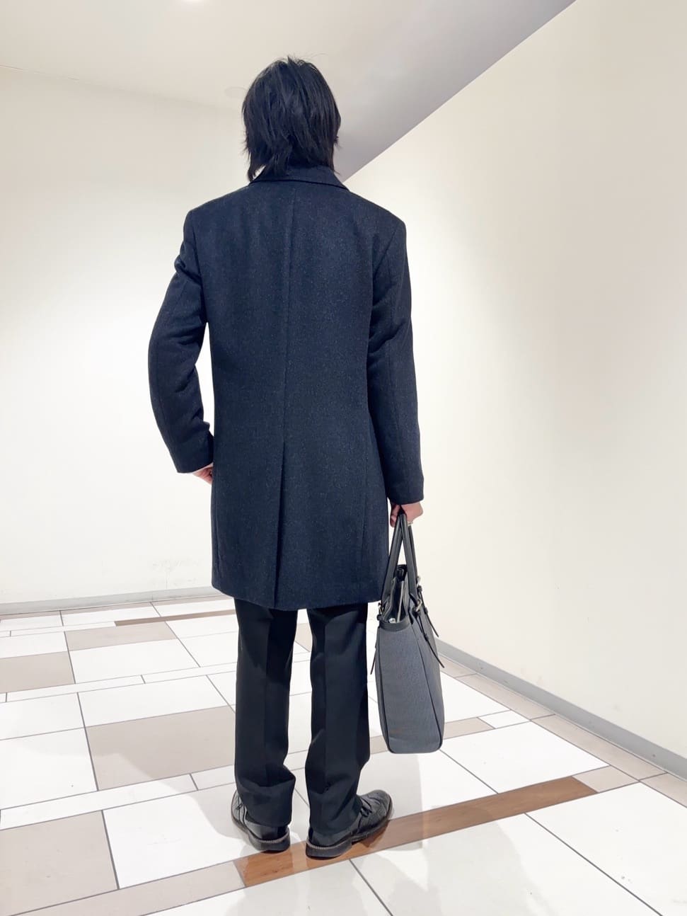 及川さんの「TAKEO KIKUCHI｜カシミヤブレンド ビーバー調ステンカラーコート」を使ったコーディネート