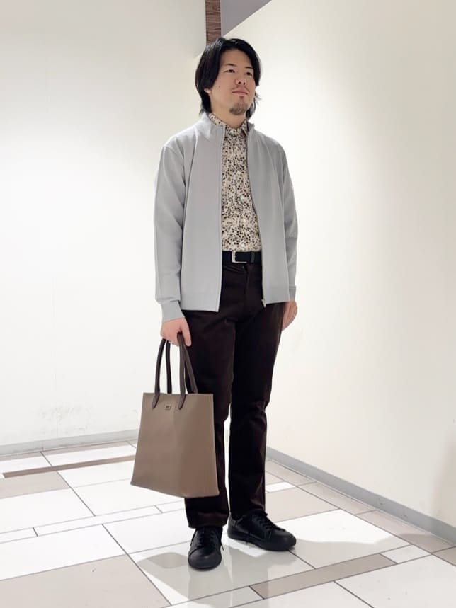 及川さんの「TAKEO KIKUCHI｜アンチピリング ジップアップ ニット」を使ったコーディネート