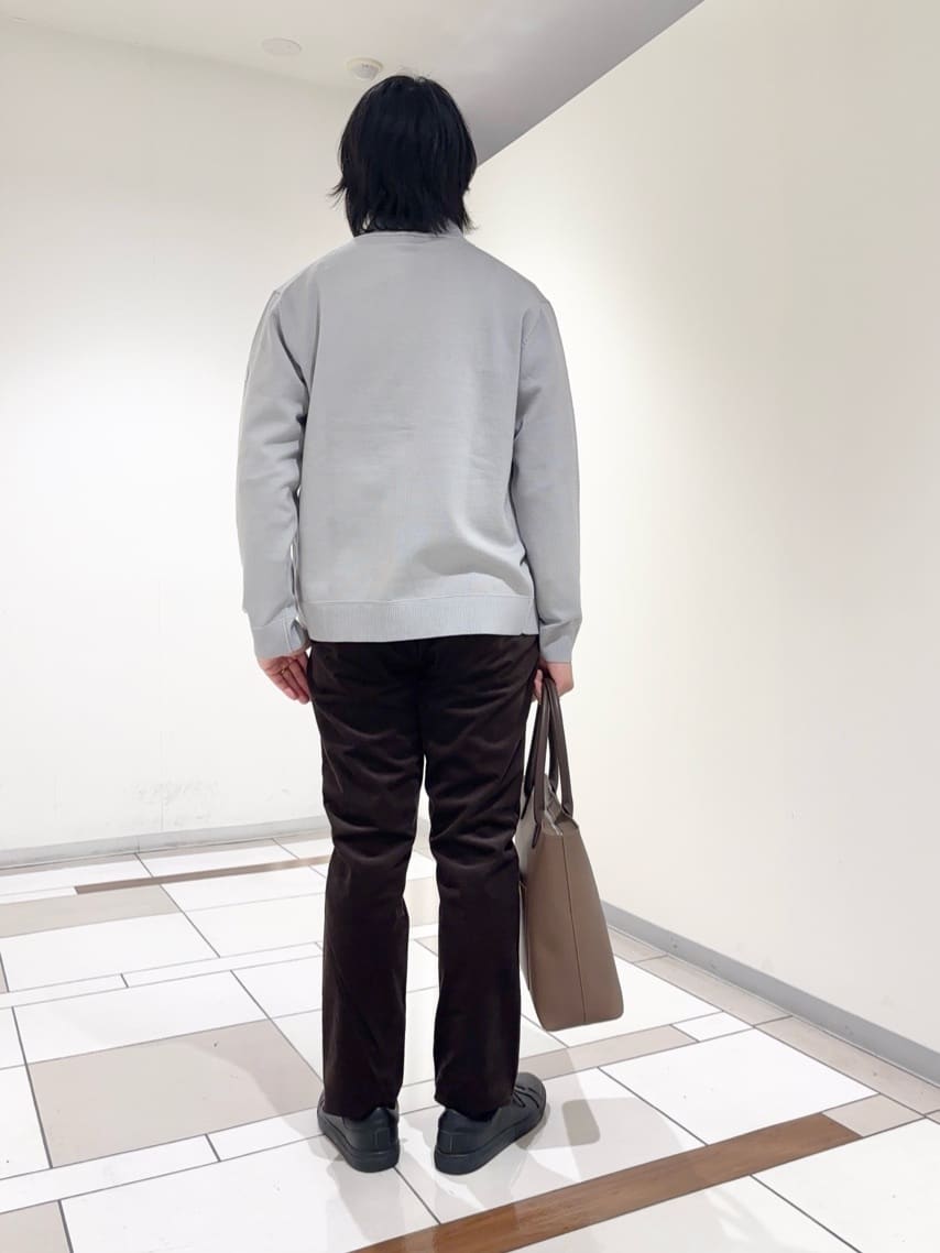 及川さんの「TAKEO KIKUCHI｜アンチピリング ジップアップ ニット」を使ったコーディネート