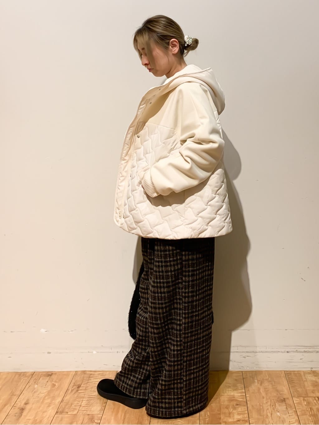 MEGさんの「SHOO･LA･RUE｜【洗濯機可/S-LL】スカラップネックが上品な ビジュー付きニット」を使ったコーディネート