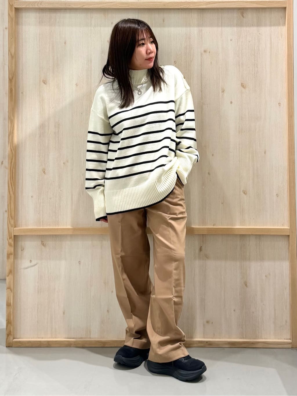 nanaさんの「THE SHOP TK｜【インしないで着られる】金ボタン ハイネックニット/毛玉になりにくい/静電気防止/洗濯機OK」を使ったコーディネート
