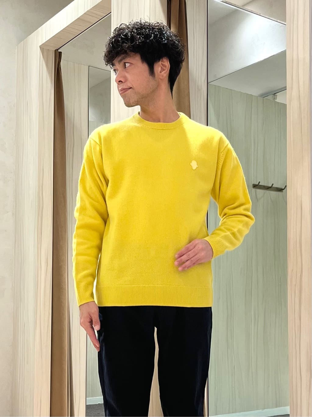 URAさんの「TAKEO KIKUCHI｜【Air Palette Knit】ワンポイント カラーニット プルオーバー」を使ったコーディネート