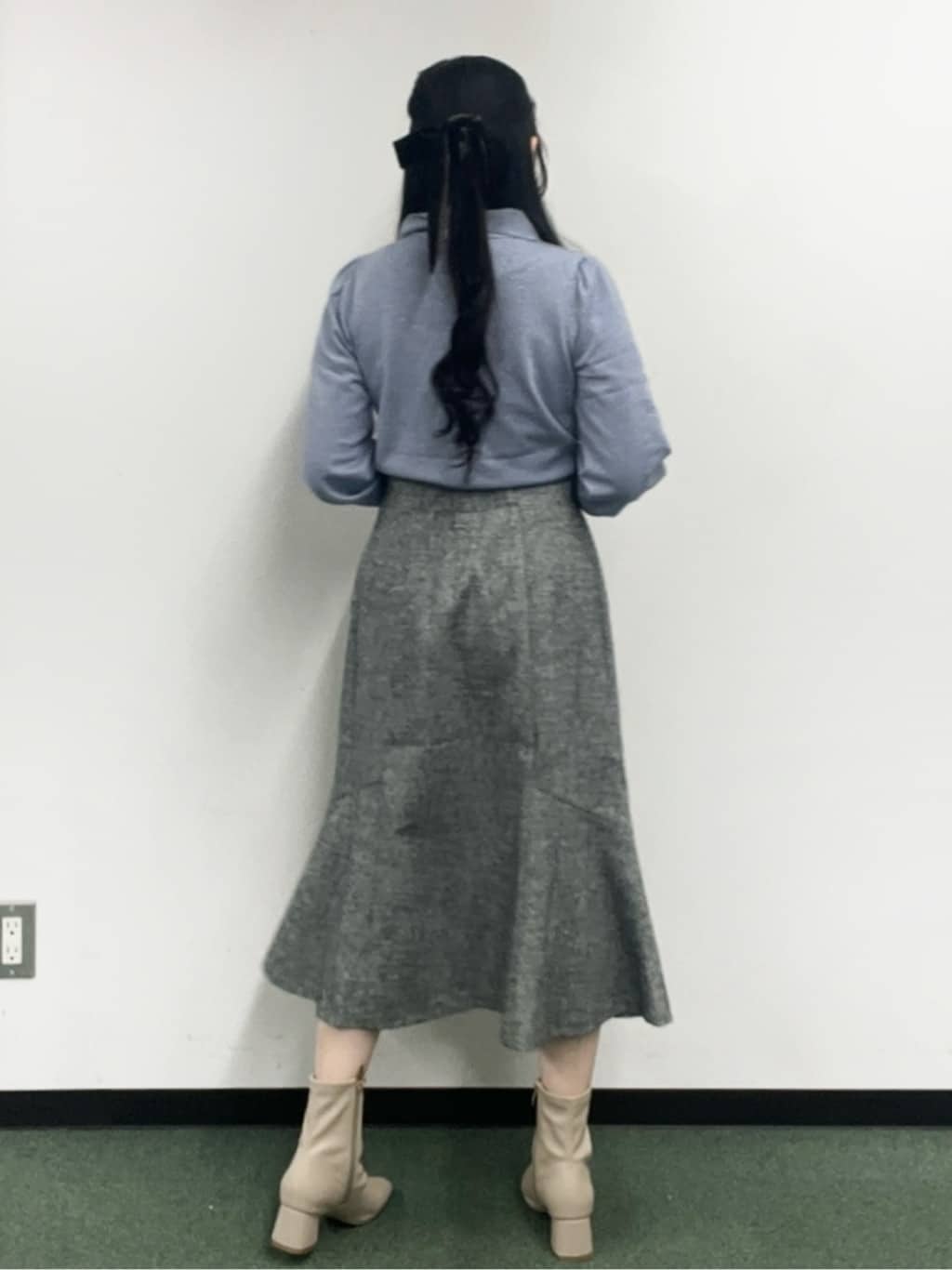 Hitomiさんの「index｜ゴールドパーツ付きボウタイニット【洗濯機OK】《10col／XS～LL》」を使ったコーディネート