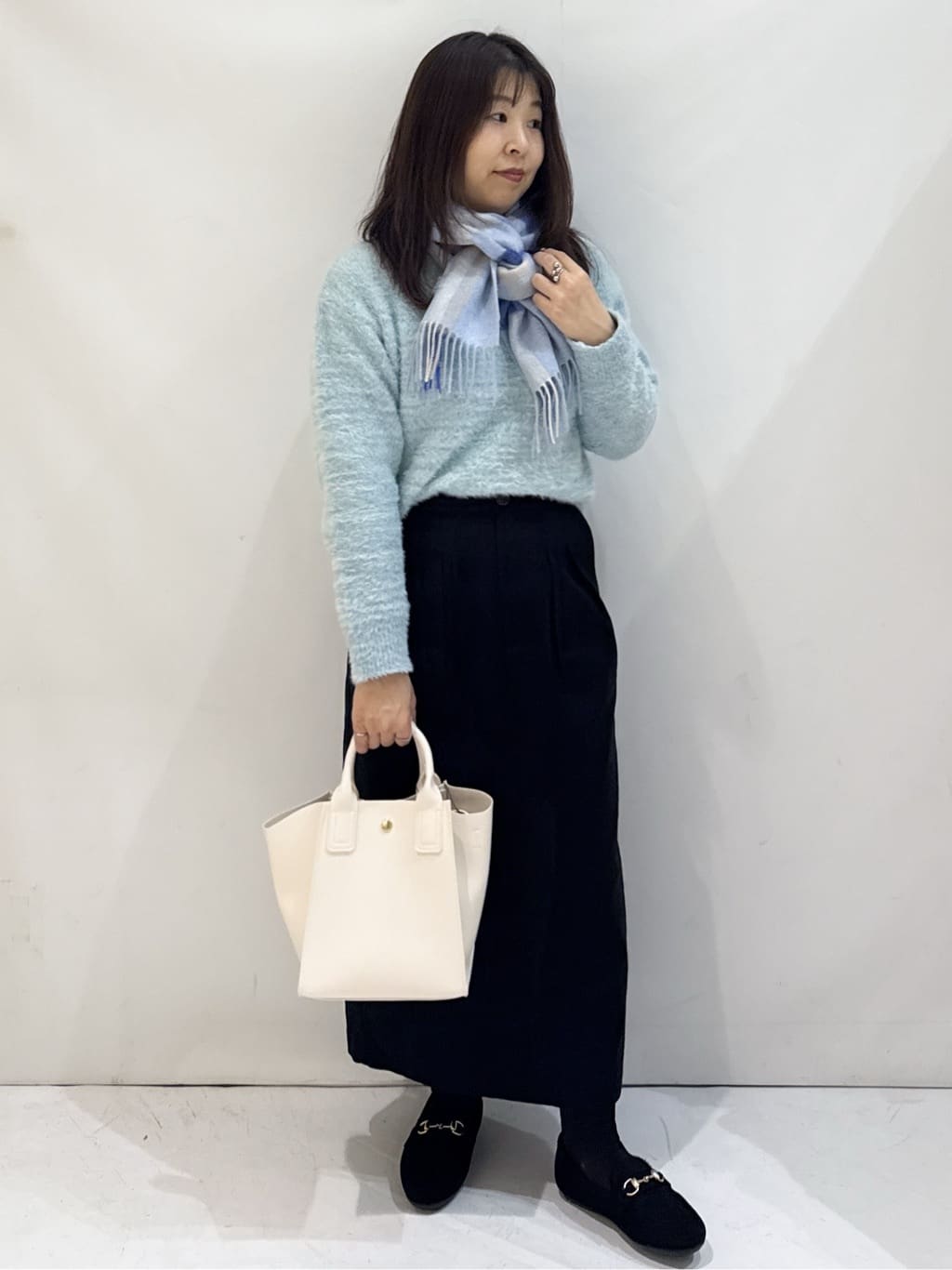 nakkoさんの「OPAQUE.CLIP｜スパンコールフェザーVネックニット【洗濯機OK】」を使ったコーディネート