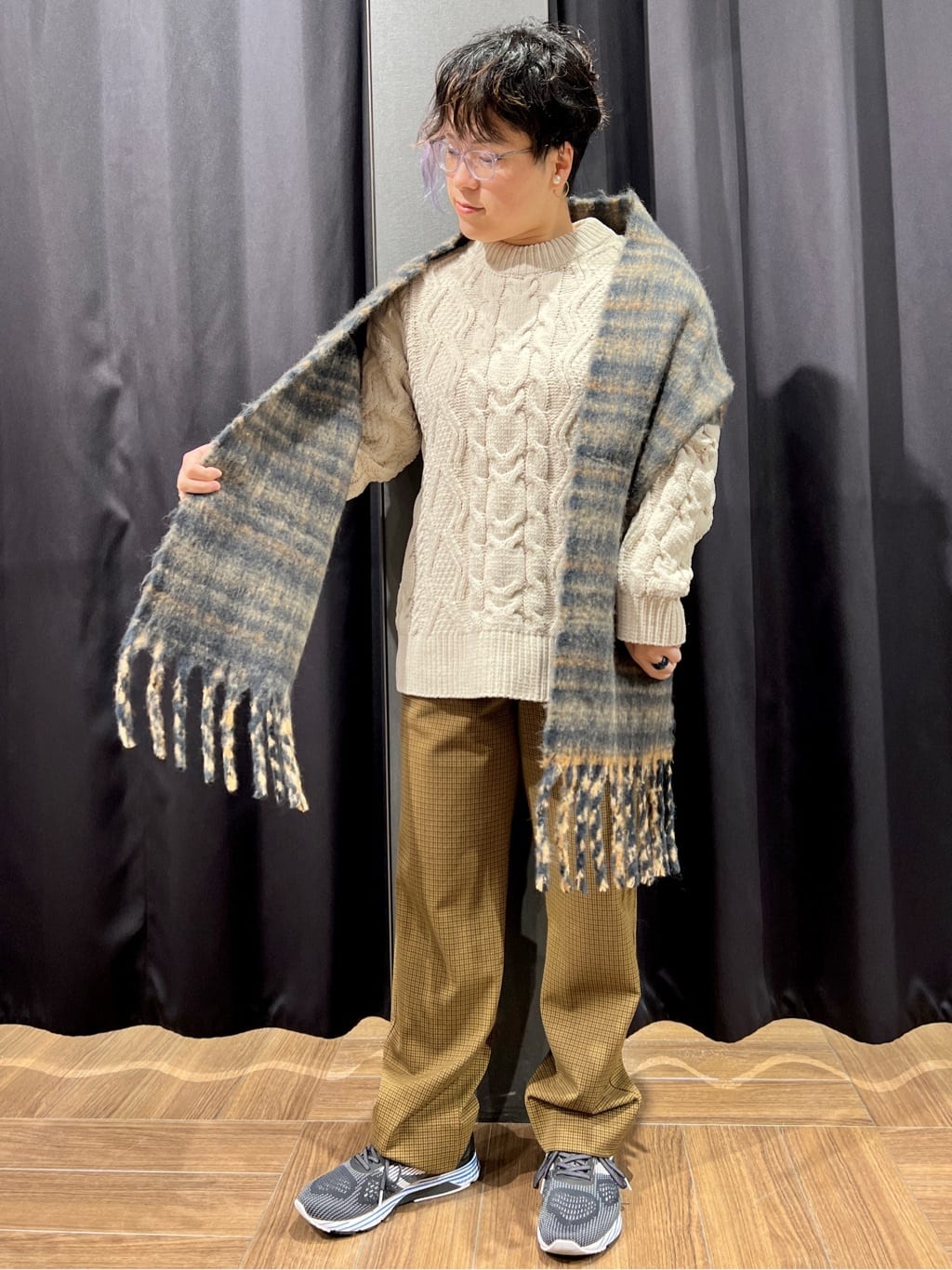 OKMKさんの「THE SHOP TK｜【洗える】冬のコーデを盛り上げる マットモール ケーブルニット」を使ったコーディネート