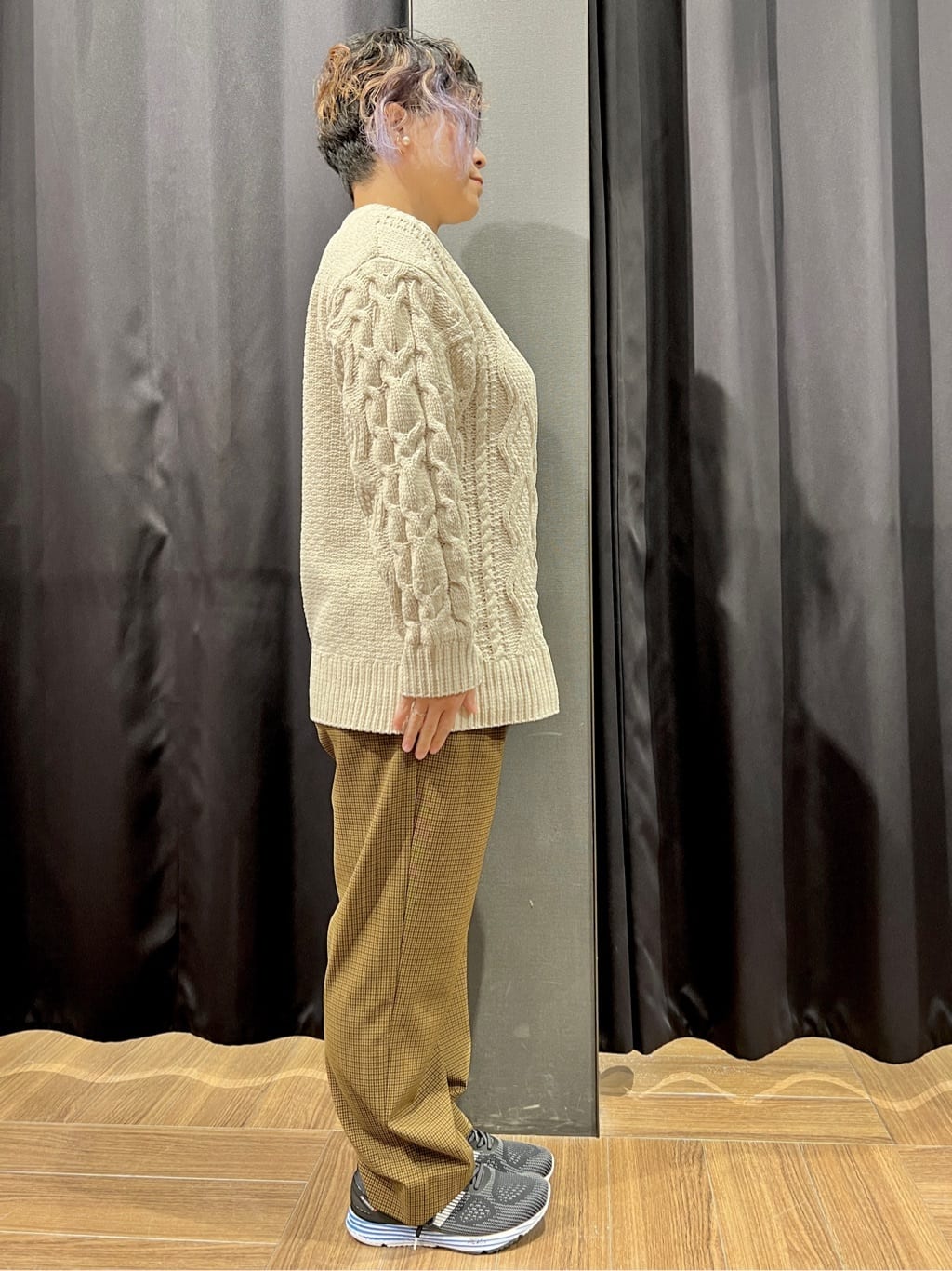 OKMKさんの「THE SHOP TK｜【洗える】冬のコーデを盛り上げる マットモール ケーブルニット」を使ったコーディネート