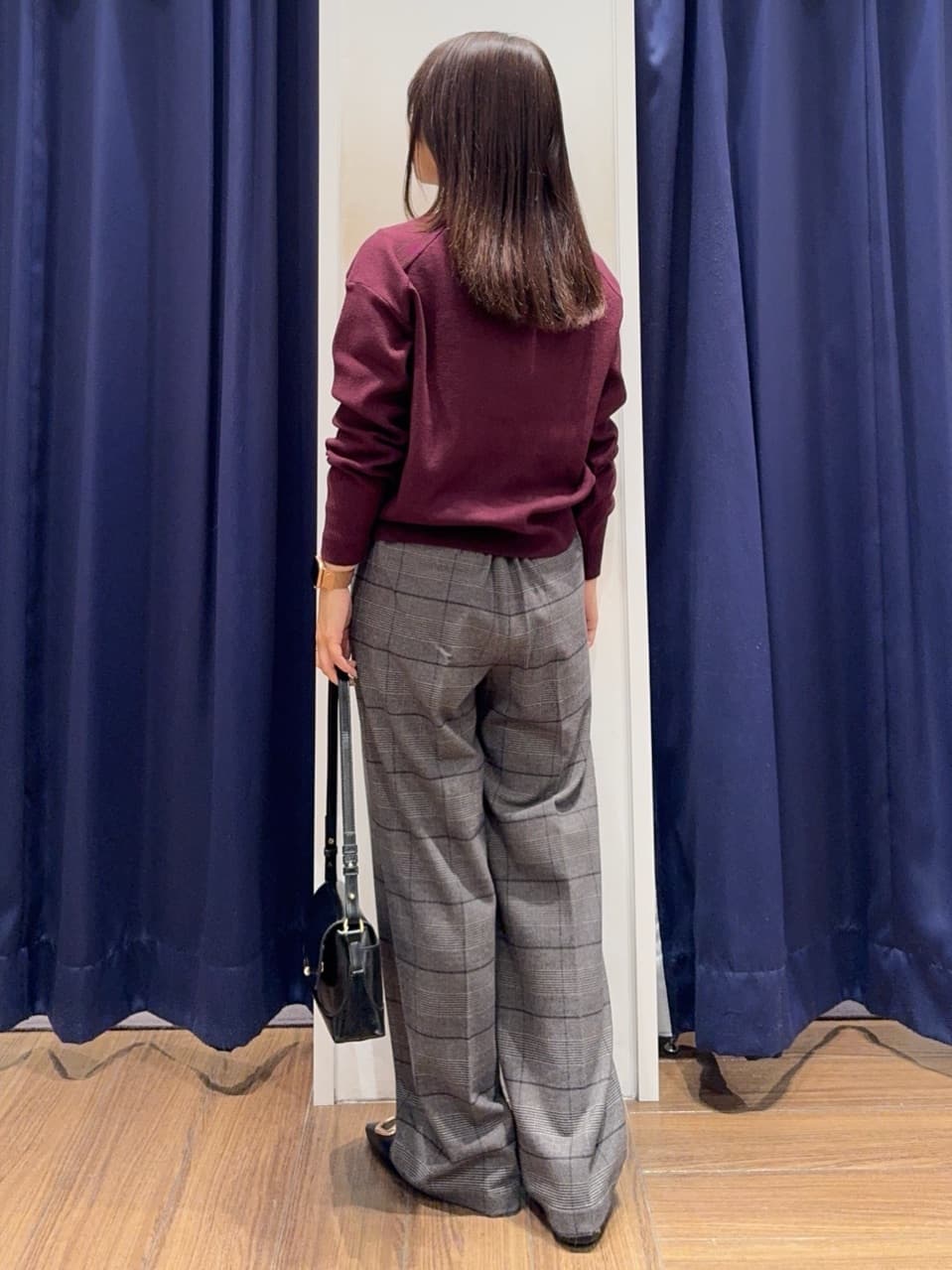 cherryさんの「THE SHOP TK｜【すっきりシルエットが叶う】大人のためのVネックニット/毛玉になりにくい/静電気防止/洗濯機OK」を使ったコーディネート