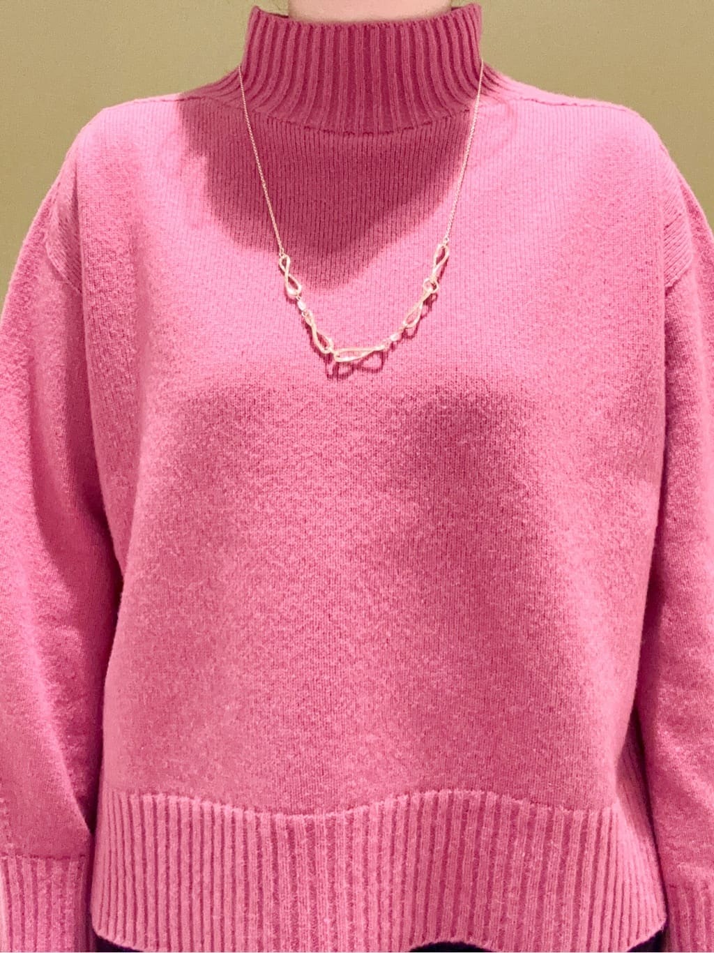 yuさんの「COUP DE CHANCE｜【手洗い可／日本製／カシミヤ混】ミドルゲージのハイネックニットトップス」を使ったコーディネート