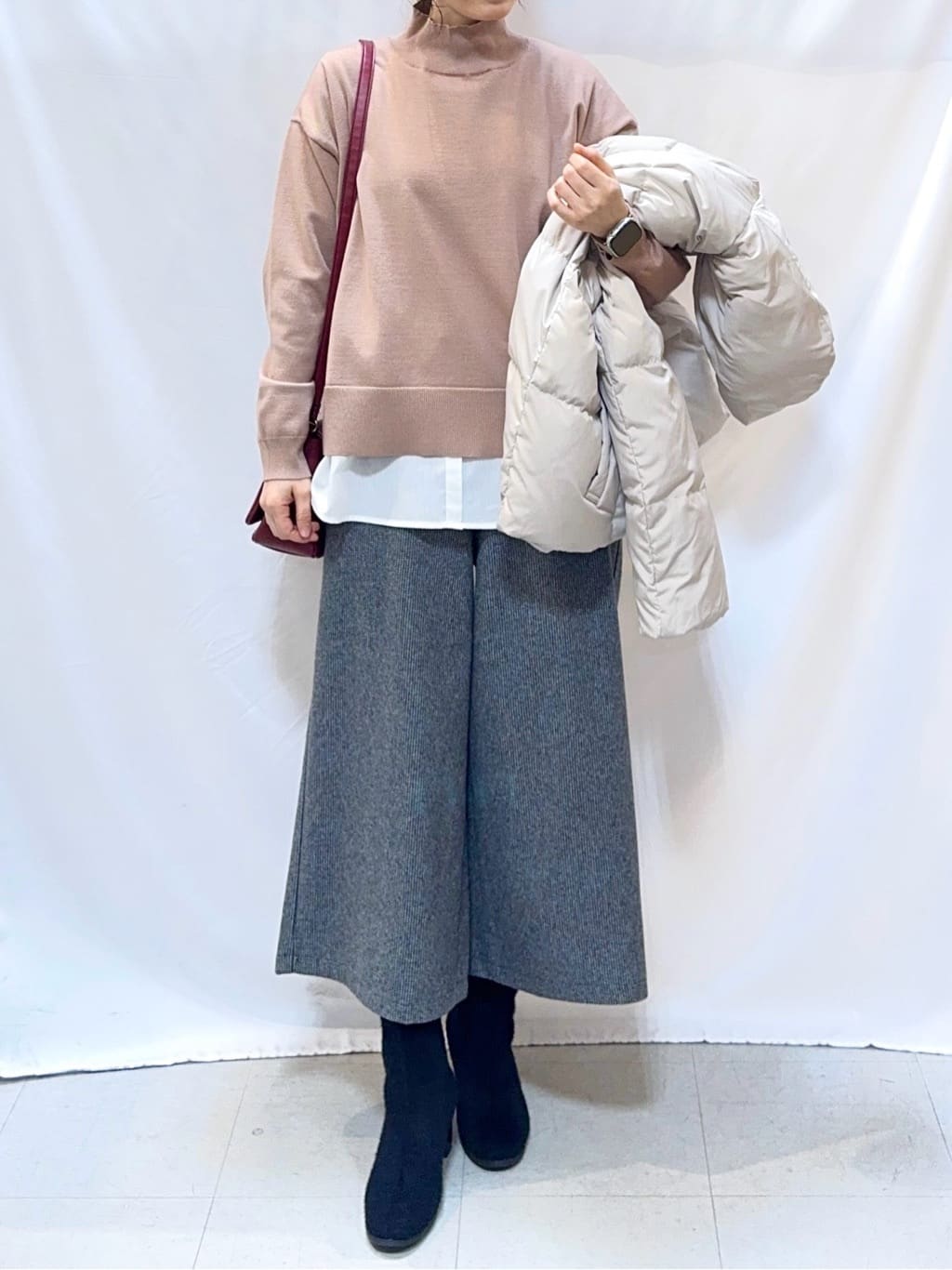 𝐇𝐢𝐫𝐨𝐦𝐢さんの「SHOO･LA･RUE｜【2点セット/洗濯機可/S-LL】着回しがきく もちもちハイネックニット+裾シャツインナー」を使ったコーディネート