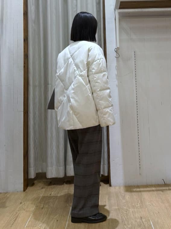chさんの「THE SHOP TK｜きれいめにもカジュアルにも ノーカラーキルトジャケット」を使ったコーディネート