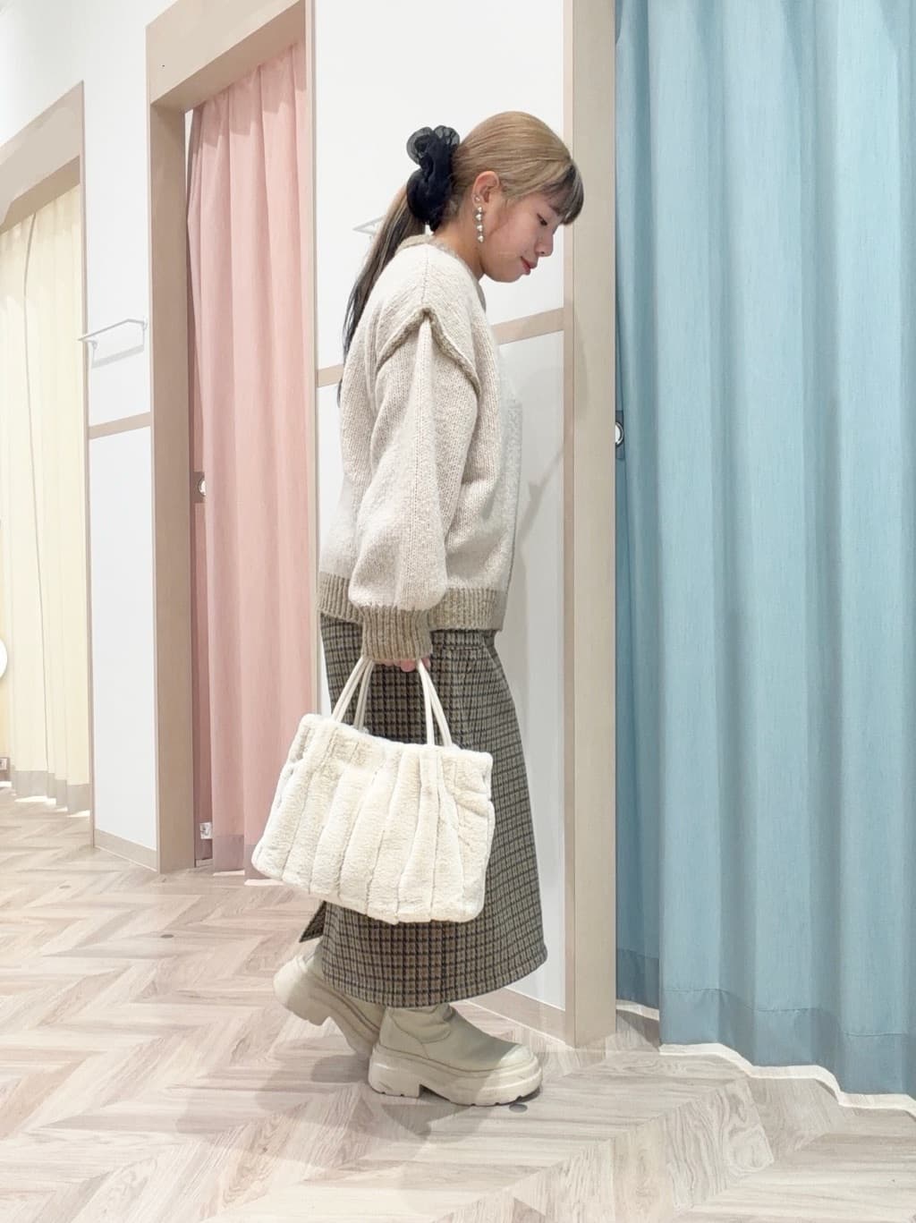 まちゃんなちゃんさんの「SHOO･LA･RUE｜【洗濯機可/撥水】フェイクファーフード ロングダウン」を使ったコーディネート
