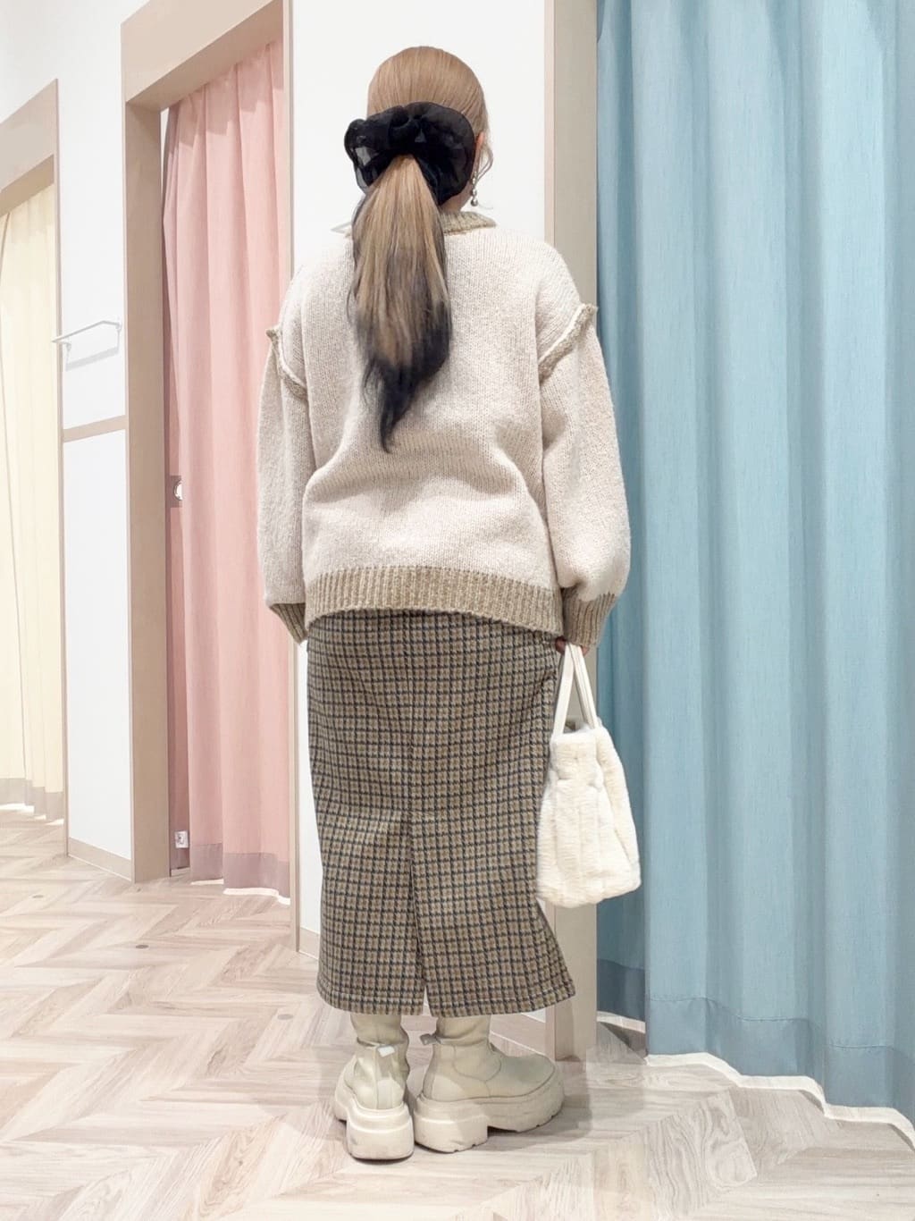 まちゃんなちゃんさんの「SHOO･LA･RUE｜【洗濯機可/撥水】フェイクファーフード ロングダウン」を使ったコーディネート