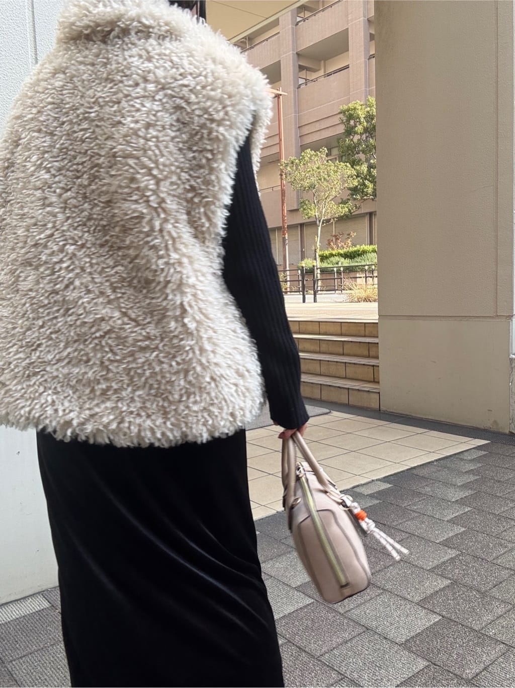 chさんの「THE SHOP TK｜プラスするだけでこなれ見え ボアベスト」を使ったコーディネート