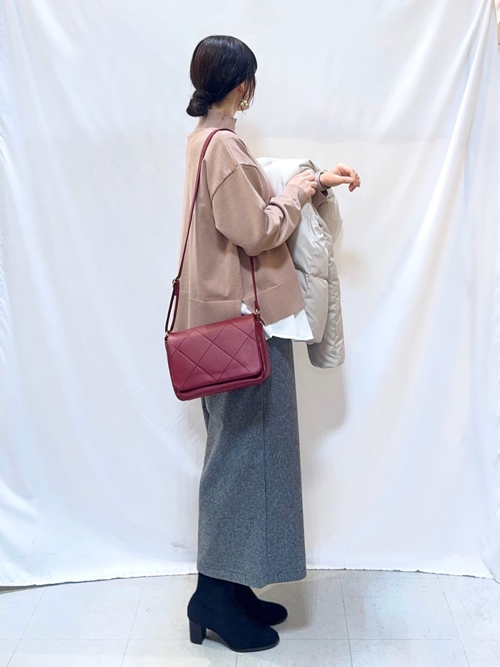 𝐇𝐢𝐫𝐨𝐦𝐢さんの「SHOO･LA･RUE｜【2点セット/洗濯機可/S-LL】着回しがきく もちもちハイネックニット+裾シャツインナー」を使ったコーディネート