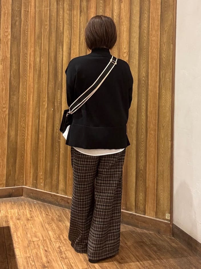 香泉さんの「SHOO･LA･RUE｜【2点セット/洗濯機可/S-LL】着回しがきく もちもちハイネックニット+裾シャツインナー」を使ったコーディネート