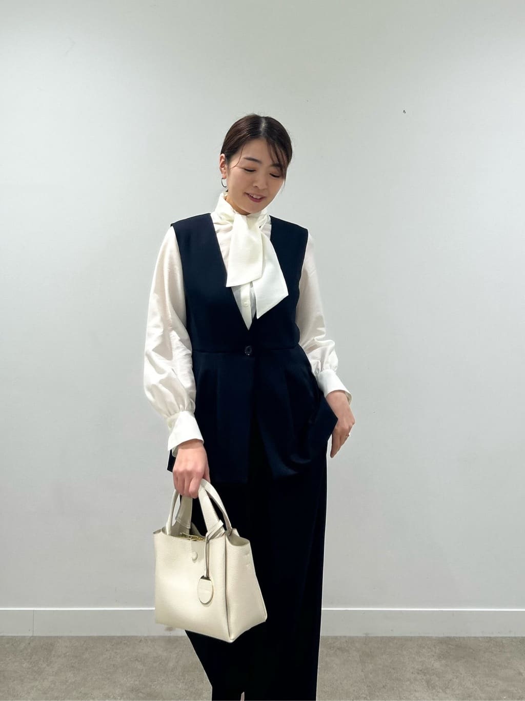 hayaseさんの「COUP DE CHANCE｜【手洗い可／日本製】シアーリボンブラウス」を使ったコーディネート