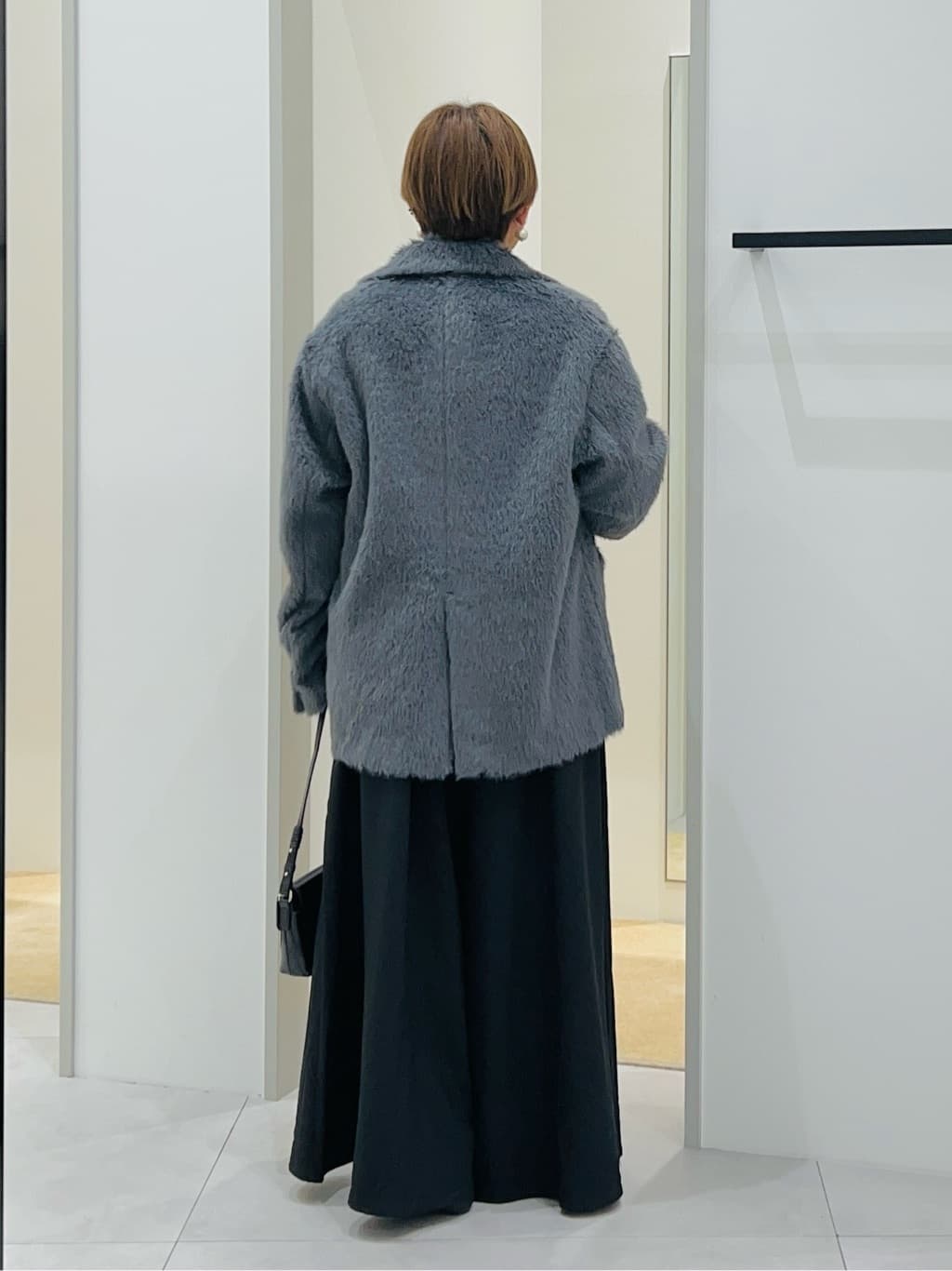 タナさんの「THE SHOP TK｜纏うだけで大人上品 シャギーチェスターハーフコート」を使ったコーディネート