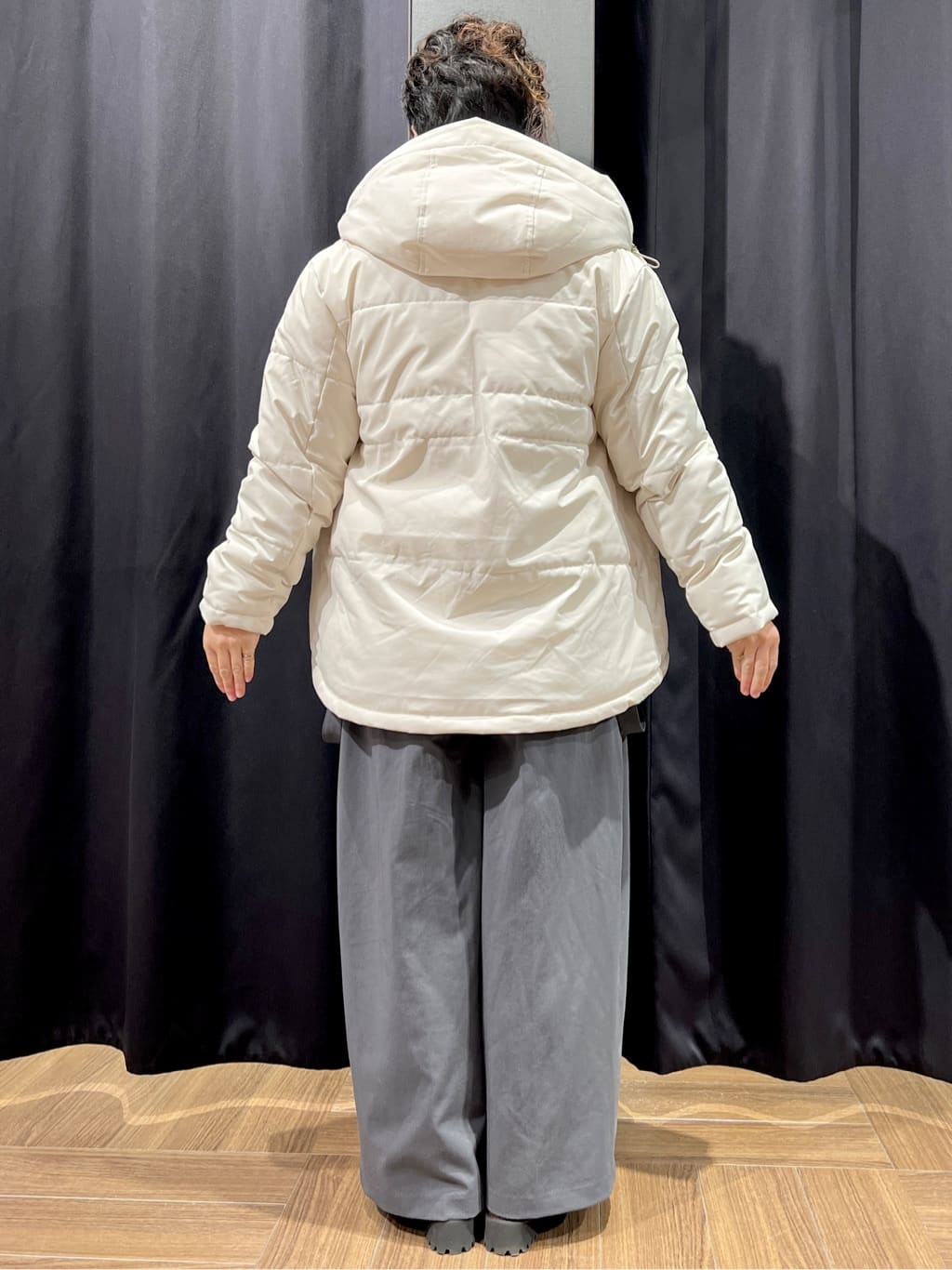 OKMKさんの「THE SHOP TK｜【華やかで柔らか】ふわふわフェザーニット/洗える・前後2WAY」を使ったコーディネート