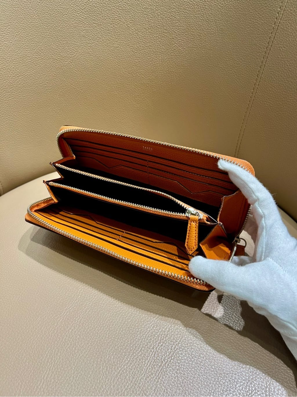 uedaさんの「TAKEO KIKUCHI｜クラシコ3方ラウンドファスナー長財布」を使ったコーディネート