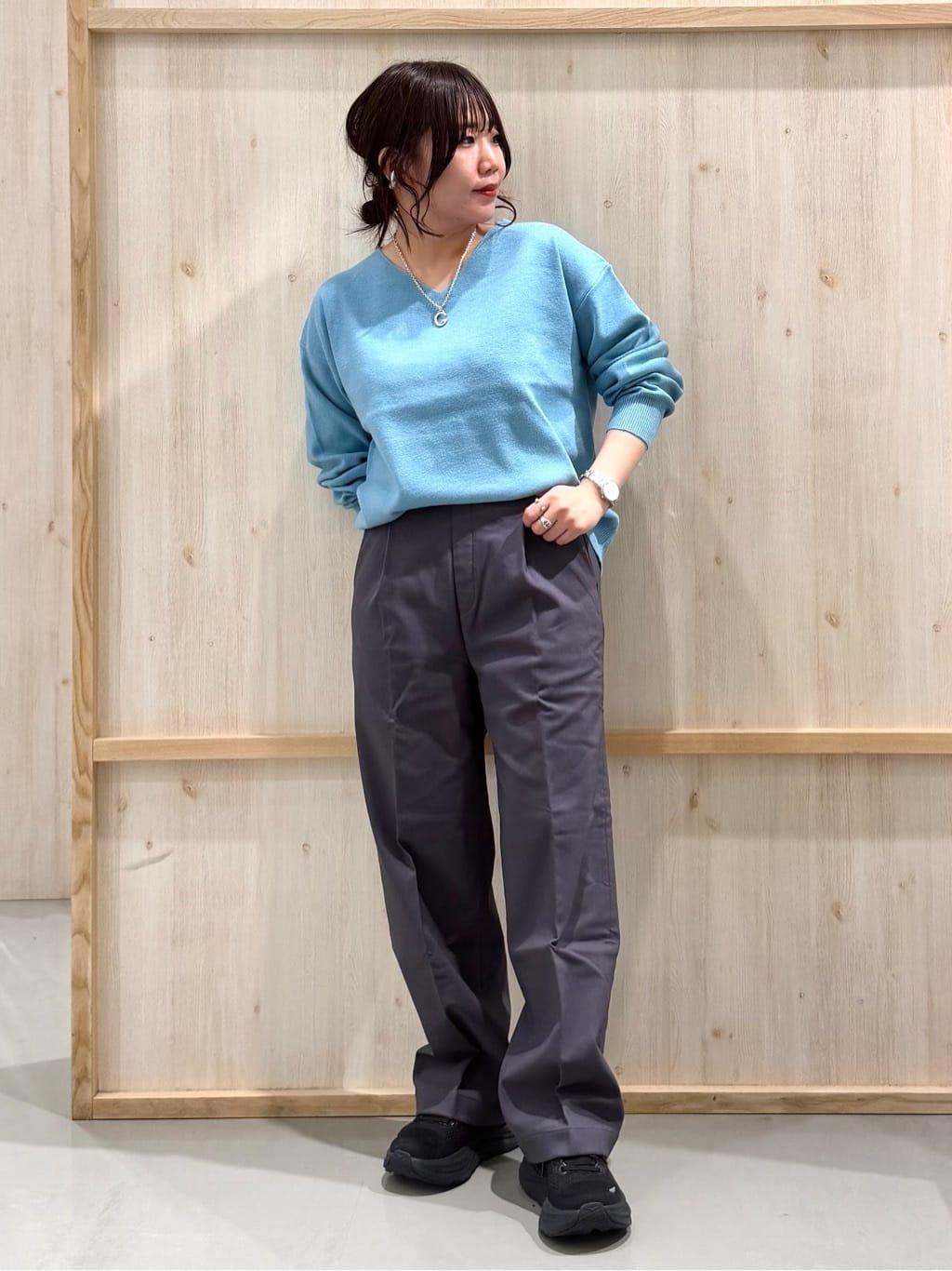nanaさんの「THE SHOP TK｜【すっきりシルエットが叶う】大人のためのVネックニット/毛玉になりにくい/静電気防止/洗濯機OK」を使ったコーディネート