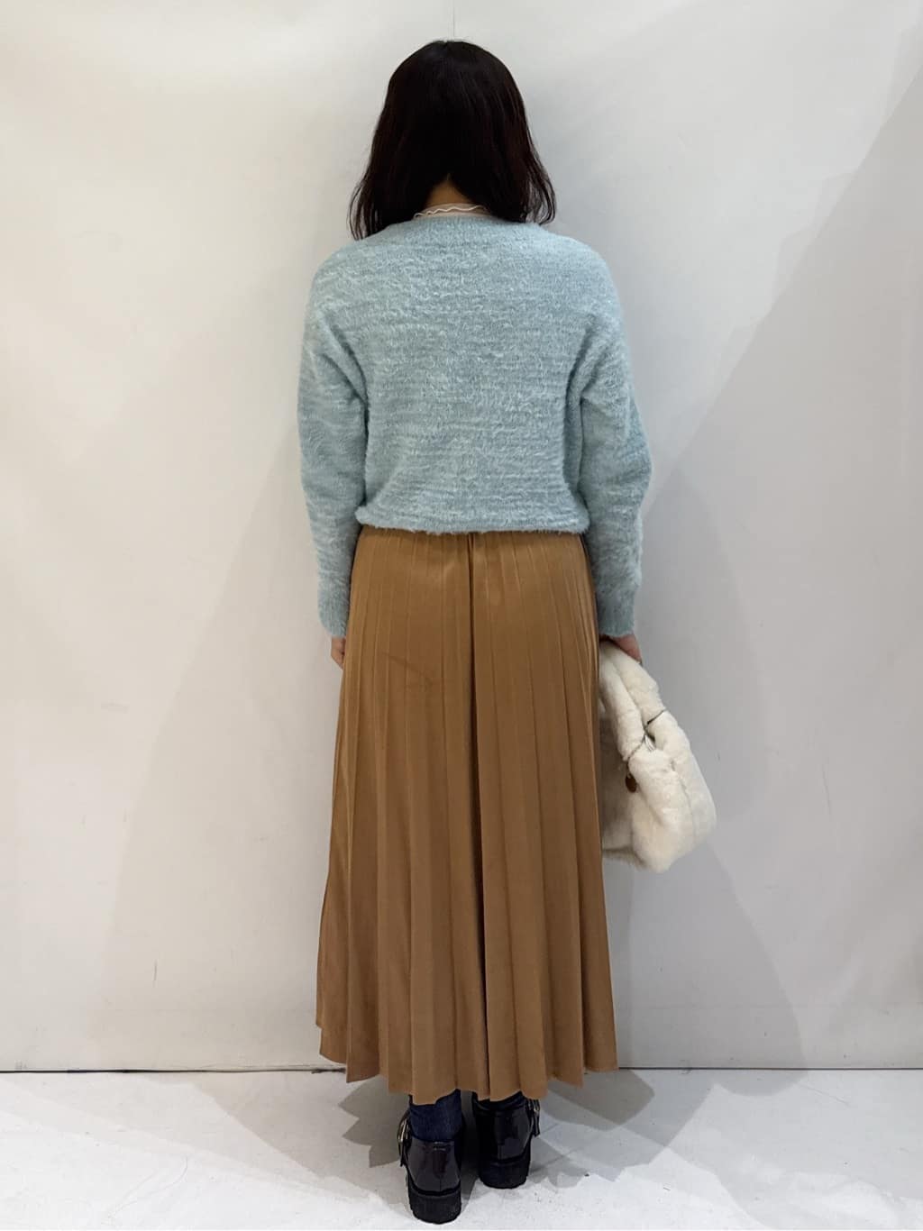 nakkoさんの「OPAQUE.CLIP｜スパンコールフェザーVネックニット【洗濯機OK】」を使ったコーディネート