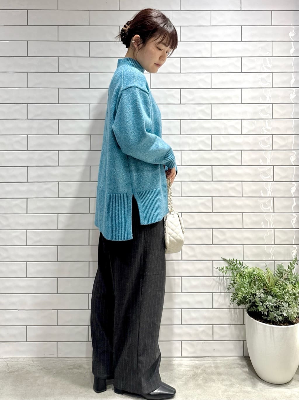  まるみさんの「OPAQUE.CLIP｜ピンストライプイージーワイドパンツ【吸湿発熱／ストレッチ／洗濯機OK】」を使ったコーディネート