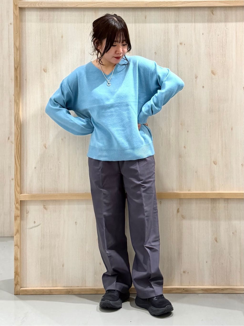 nanaさんの「THE SHOP TK｜【すっきりシルエットが叶う】大人のためのVネックニット/毛玉になりにくい/静電気防止/洗濯機OK」を使ったコーディネート