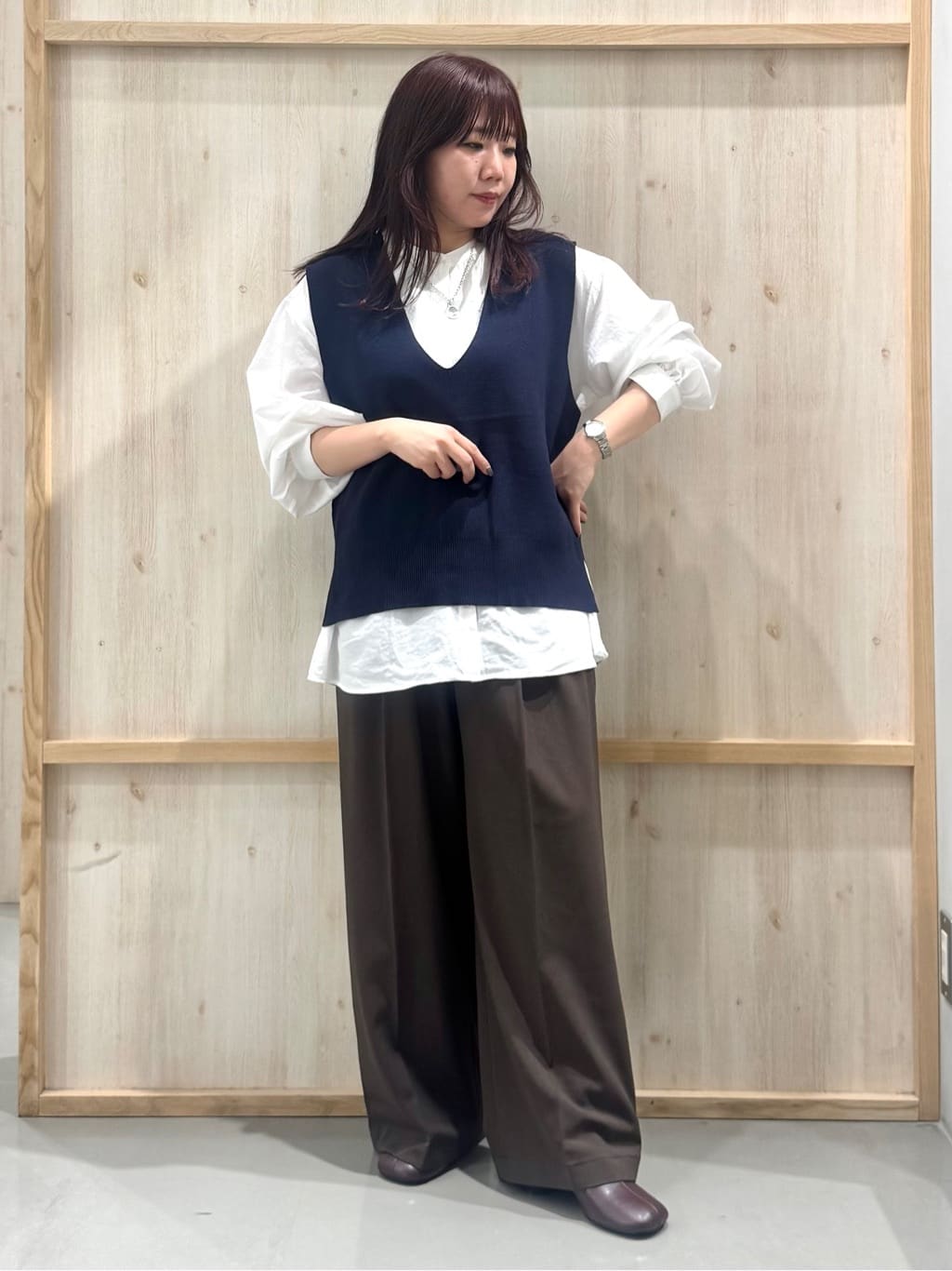 nanaさんの「THE SHOP TK｜【春まで着られる】ニットベスト＆ブラウスセット/洗濯機OK」を使ったコーディネート