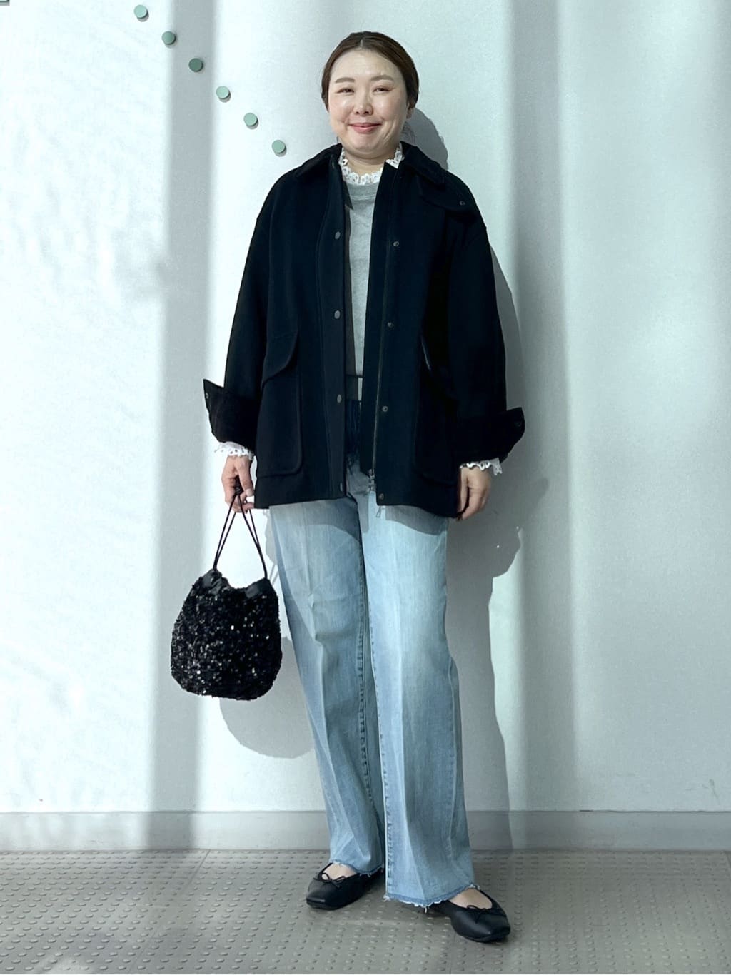 Soeさんの「DRESSTERIOR｜センタープレス ワイドストレートデニム」を使ったコーディネート