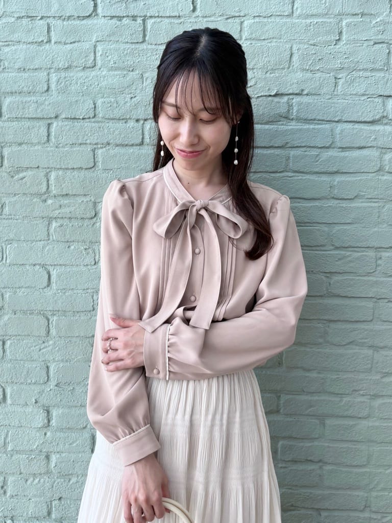 はばさんの「Couture brooch｜【ハレの日・通勤】配色タックタイブラウス」を使ったコーディネート