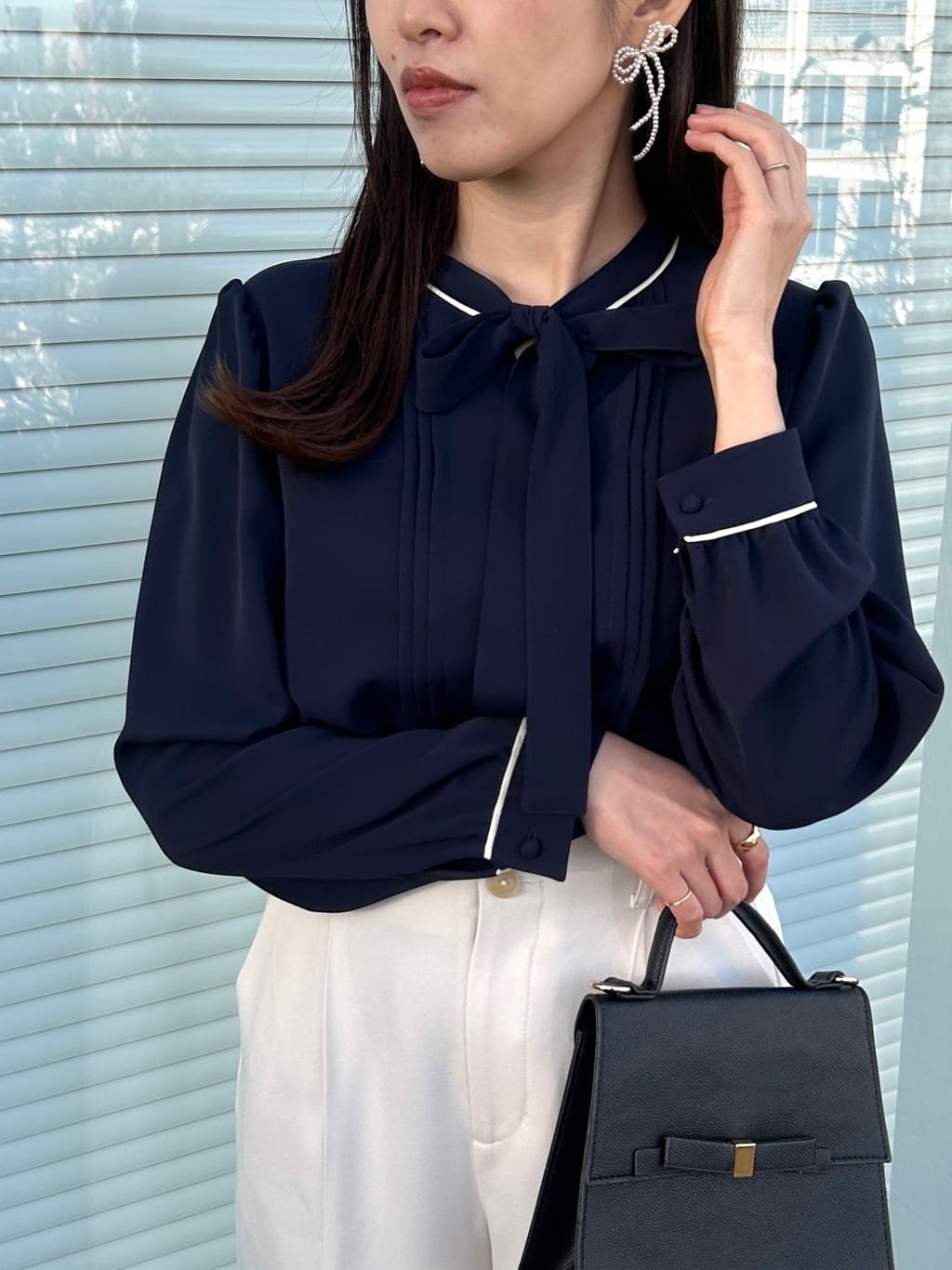 teiさんの「Couture brooch｜【ハレの日・通勤】配色タックタイブラウス」を使ったコーディネート