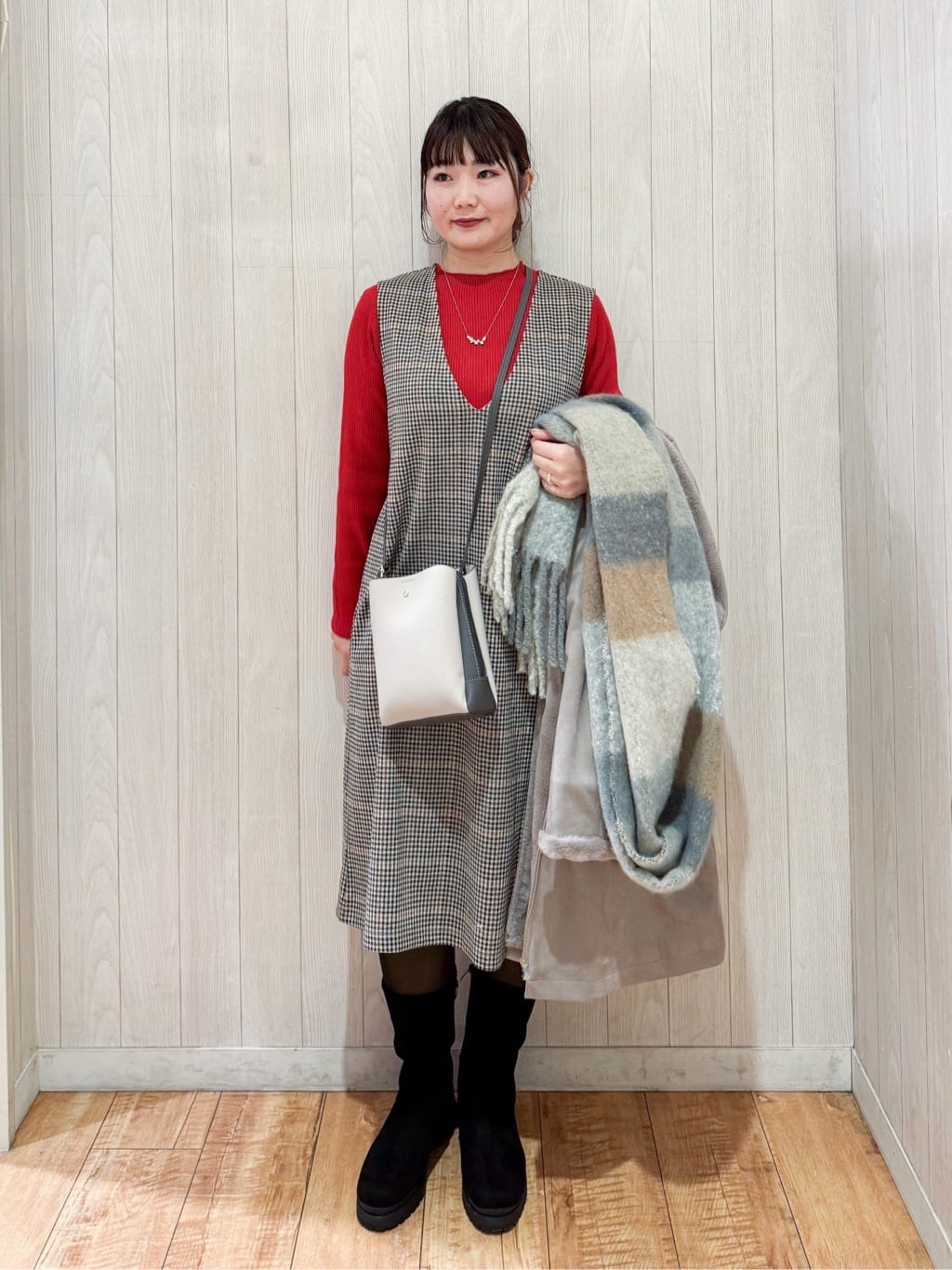 愛さんの「SHOO･LA･RUE｜【2点セット/洗濯機可】時短でコーデが決まる ジャンドレ+リブインナー」を使ったコーディネート