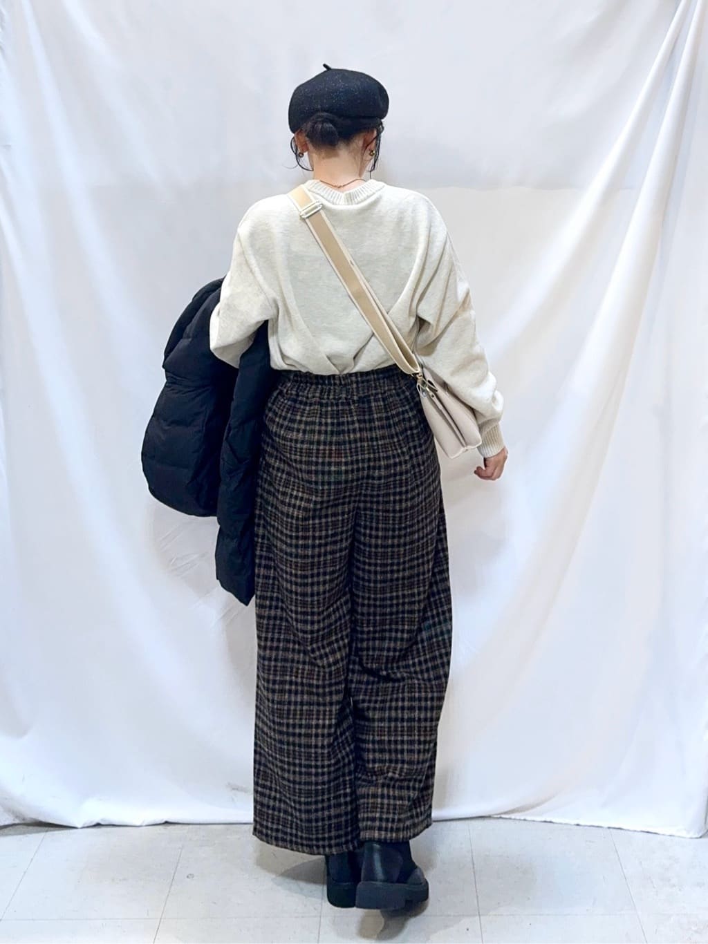 𝐇𝐢𝐫𝐨𝐦𝐢さんの「SHOO･LA･RUE｜【洗濯機可/撥水】フェイクファーフード ロングダウン」を使ったコーディネート